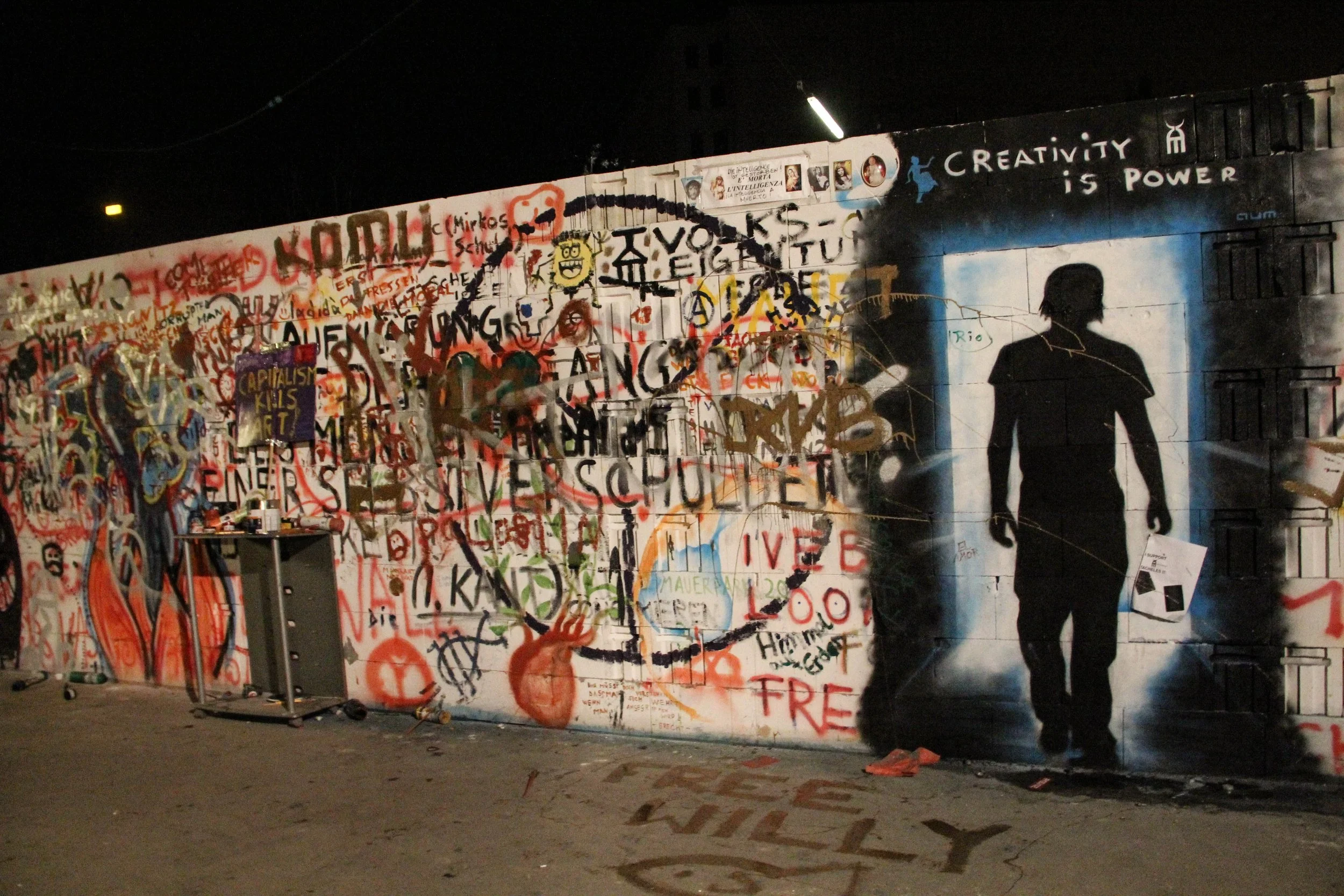 Berlin’de alternatif sanatın simgelerinden Tacheles, ortasına örülen duvarla ikiye ayrıldı.
Tacheles, one of Berlin’s symbols of alternative art, was split in two by a wall erected through its center. Berlin-2012