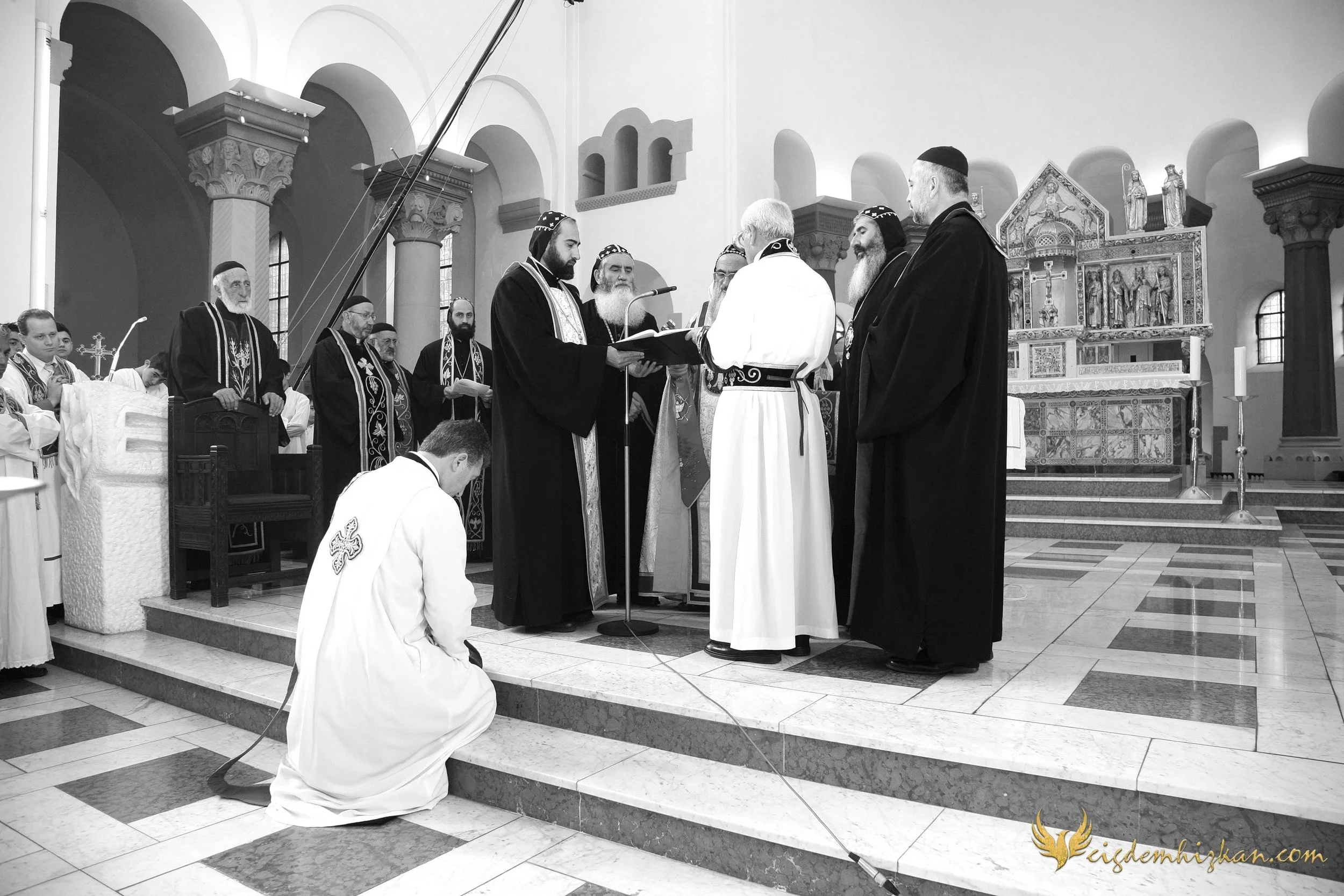 Faith & Community / İnanç ve Topluluk
Syriac Orthodox Church Liturgy – Berlin

A Syriac Orthodox Church ceremony marking the ordination of Abuna Murat Üzel as a priest in Berlin.The photographs document this moment of faith and community during the l