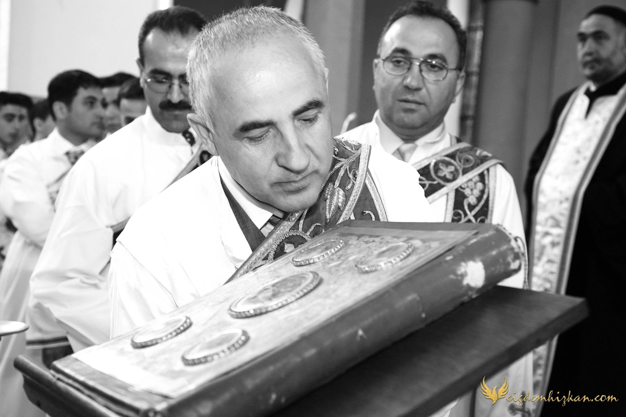 Faith & Community / İnanç ve Topluluk
Syriac Orthodox Church Liturgy – Berlin

A Syriac Orthodox Church ceremony marking the ordination of Abuna Murat Üzel as a priest in Berlin.The photographs document this moment of faith and community during the l