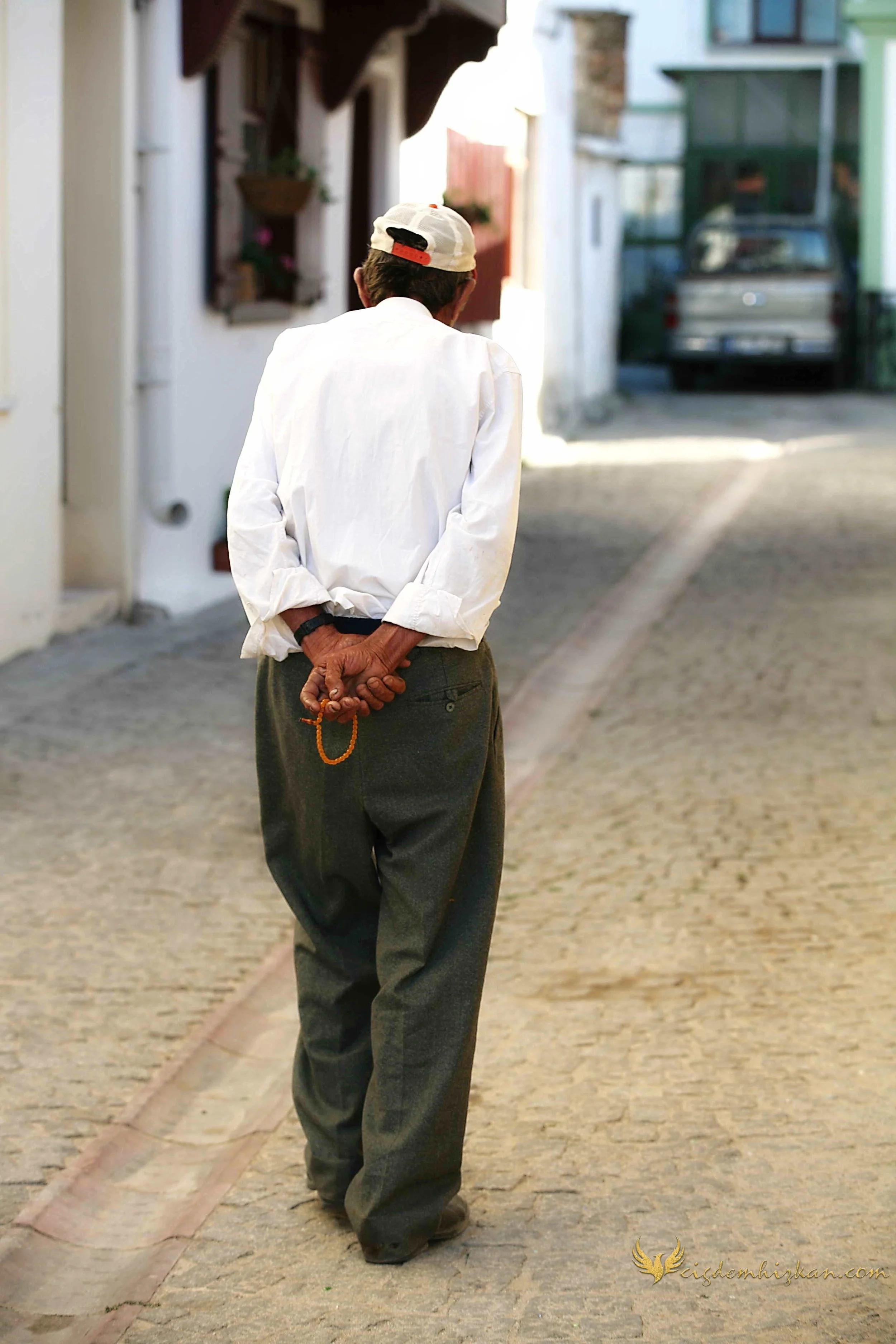 Türk adam. Sokaklar, gündelik yaşam ve ada hayatı. Bozcaada’da bir gün. Geçmiş, hayat, zaman ve zamansızlık.
Turkish man. Streets, everyday life and island living. A day on Bozcaada. Past, life, time and timelessness.
