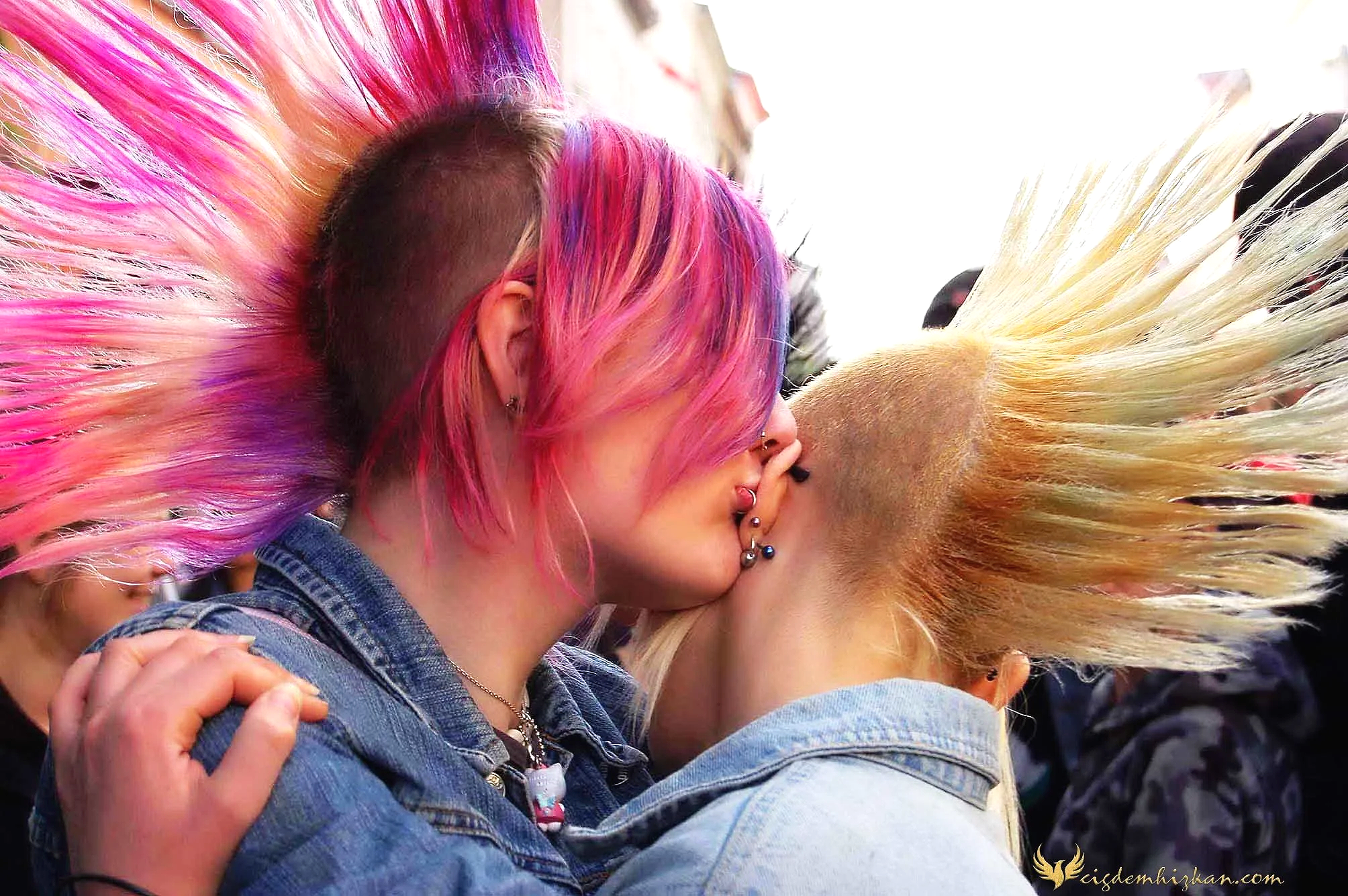 Portre fotoğrafı. Kimlik, beden dili, yakınlık ve özgürlük. Saç stili, punk kültürü, sevgi. Berlin 1 Mayıs gösterisi.
Portrait photograph. Identity, body language, intimacy and freedom. Berlin May Day demonstration.

