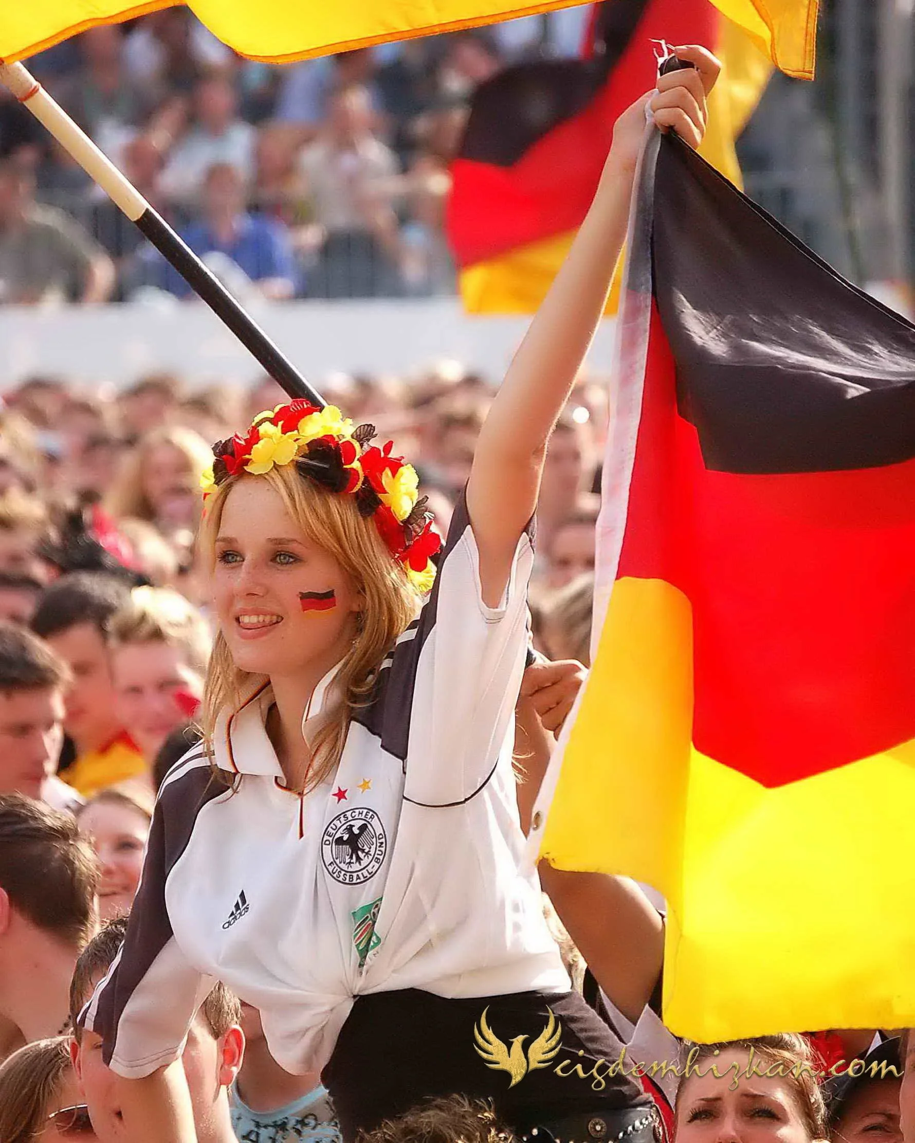 Brandenburg Tor, Berlin. Sevinç ve coşku. Güzel genç kız, Alman bayrağı. Futbol kutlamaları, FIFA Dünya Kupası atmosferi.
Brandenburg Gate, Berlin. Joy and celebration. Young woman with the German flag. Football celebrations, FIFA World Cup atmospher