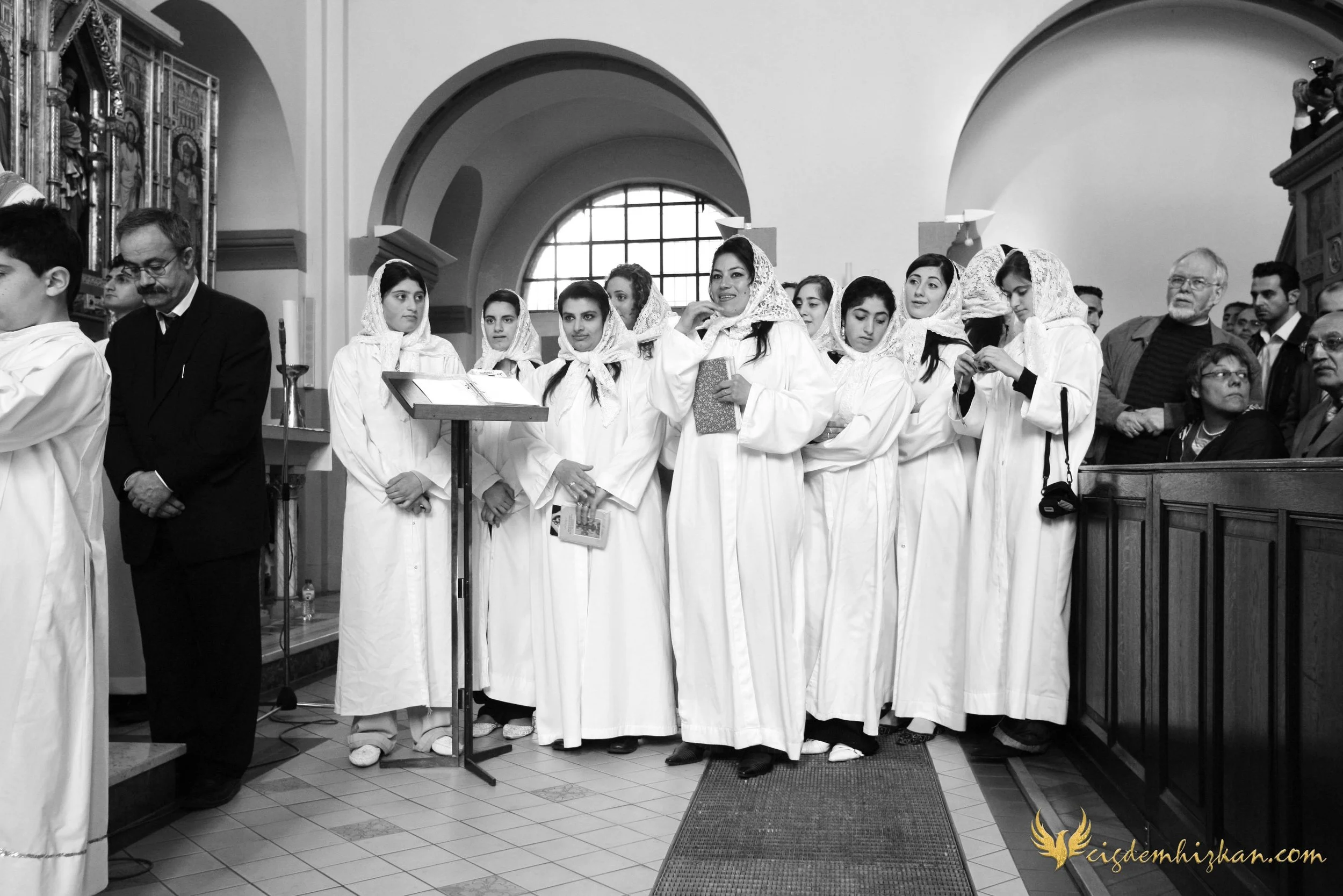 Faith & Community / İnanç ve Topluluk
Syriac Orthodox Church Liturgy – Berlin

A Syriac Orthodox Church ceremony marking the ordination of Abuna Murat Üzel as a priest in Berlin.The photographs document this moment of faith and community during the l