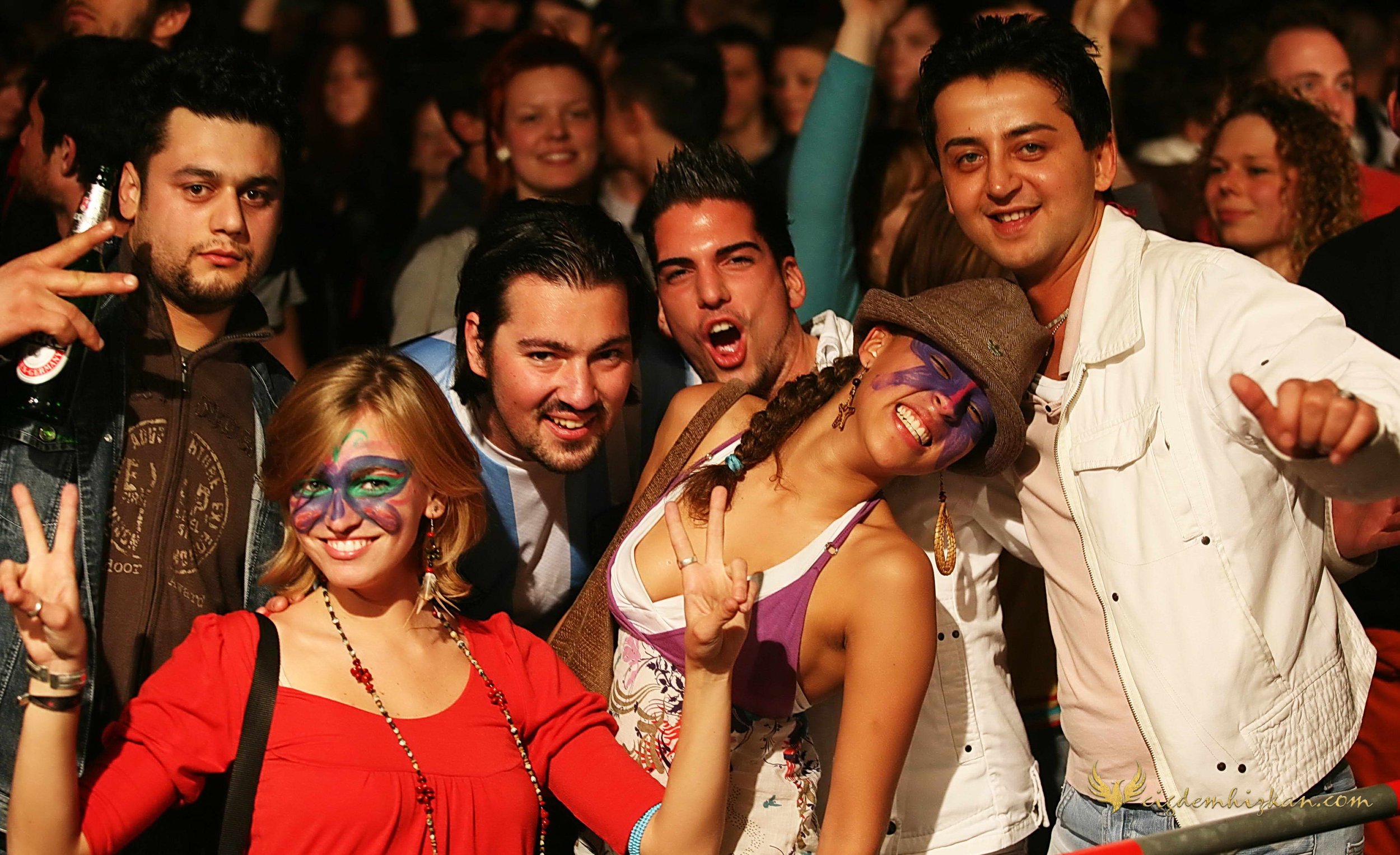 1 Mayıs, Berlin Kreuzberg. Orhan Gencebay müziği eşliğinde dans. Sevgi, müzik ve çok kültürlü gençlik; Türk, Alman, Brezilyalı ve İspanyol gençler.
May Day, Berlin Kreuzberg. Dance to Orhan Gencebay’s music. Love, music and multicultural youth; Turki