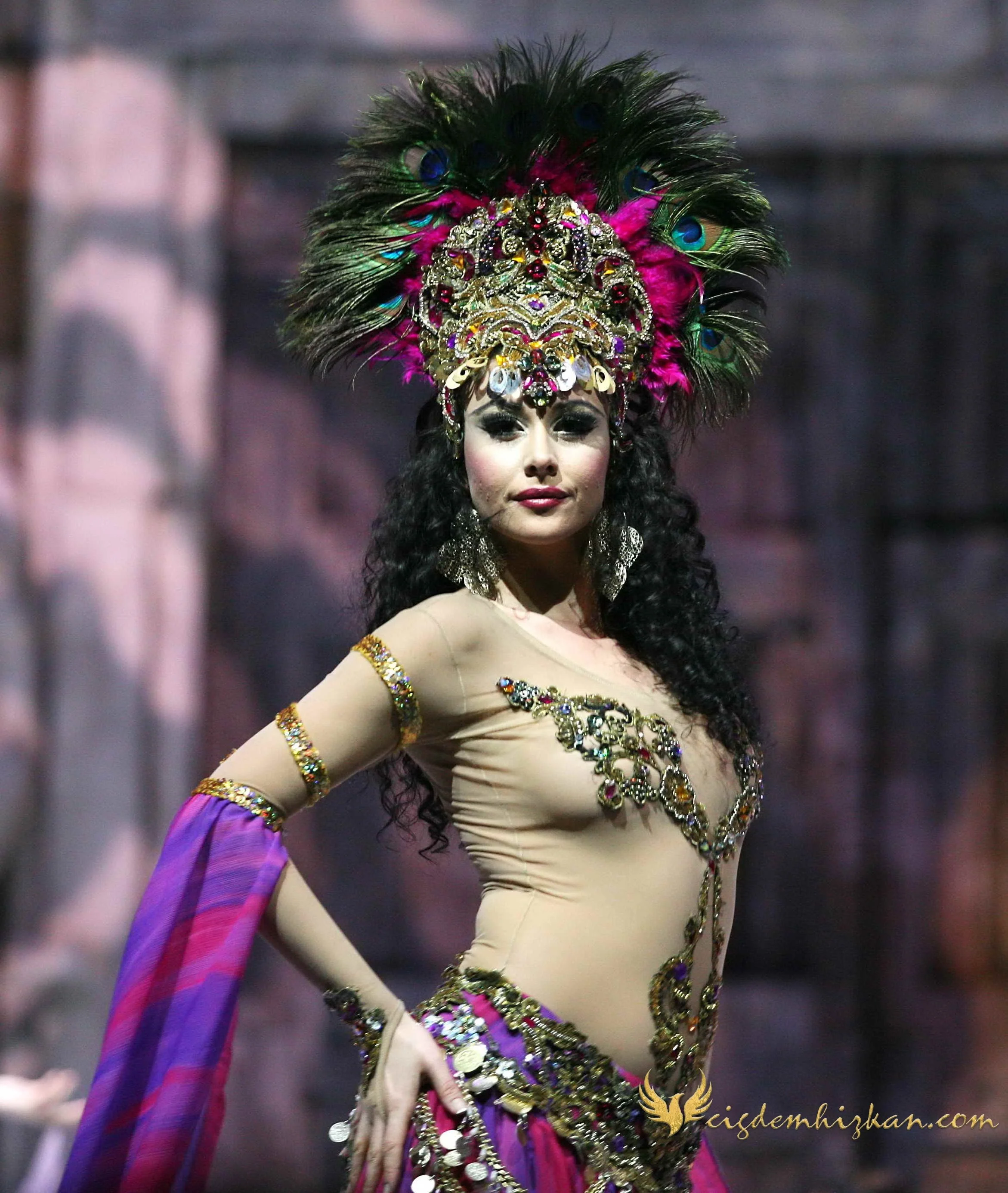 Balerin ve dansçı. Anadolu Ateşi (Fire of Anatolia). Sahne sanatları, çağdaş dans ve geleneksel motifler. Berlin sahnesinde güçlü bir dans performansı.
Ballerina and dancer. Fire of Anatolia. Performing arts, contemporary dance and traditional motifs