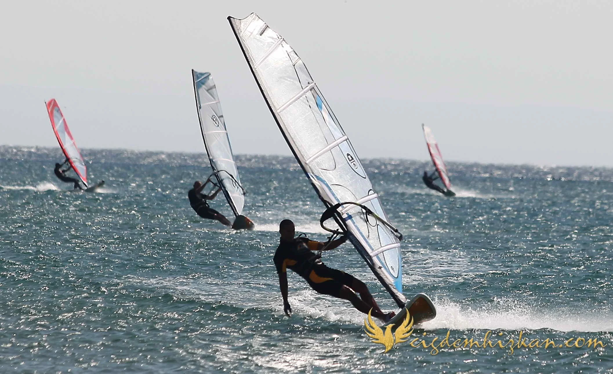 Gökçeada Surf Otel. Türkiye, Çanakkale. Mavi Bayraklı kumsal ve sahil. Deniz, dalgalar, rüzgâr sörfü ve paraşütlü sörf; yamaç paraşütü ile doğa sporları.
Gökçeada Surf Hotel. Turkey, Çanakkale. Blue Flag beach and coastline. Sea, waves, windsurfing a