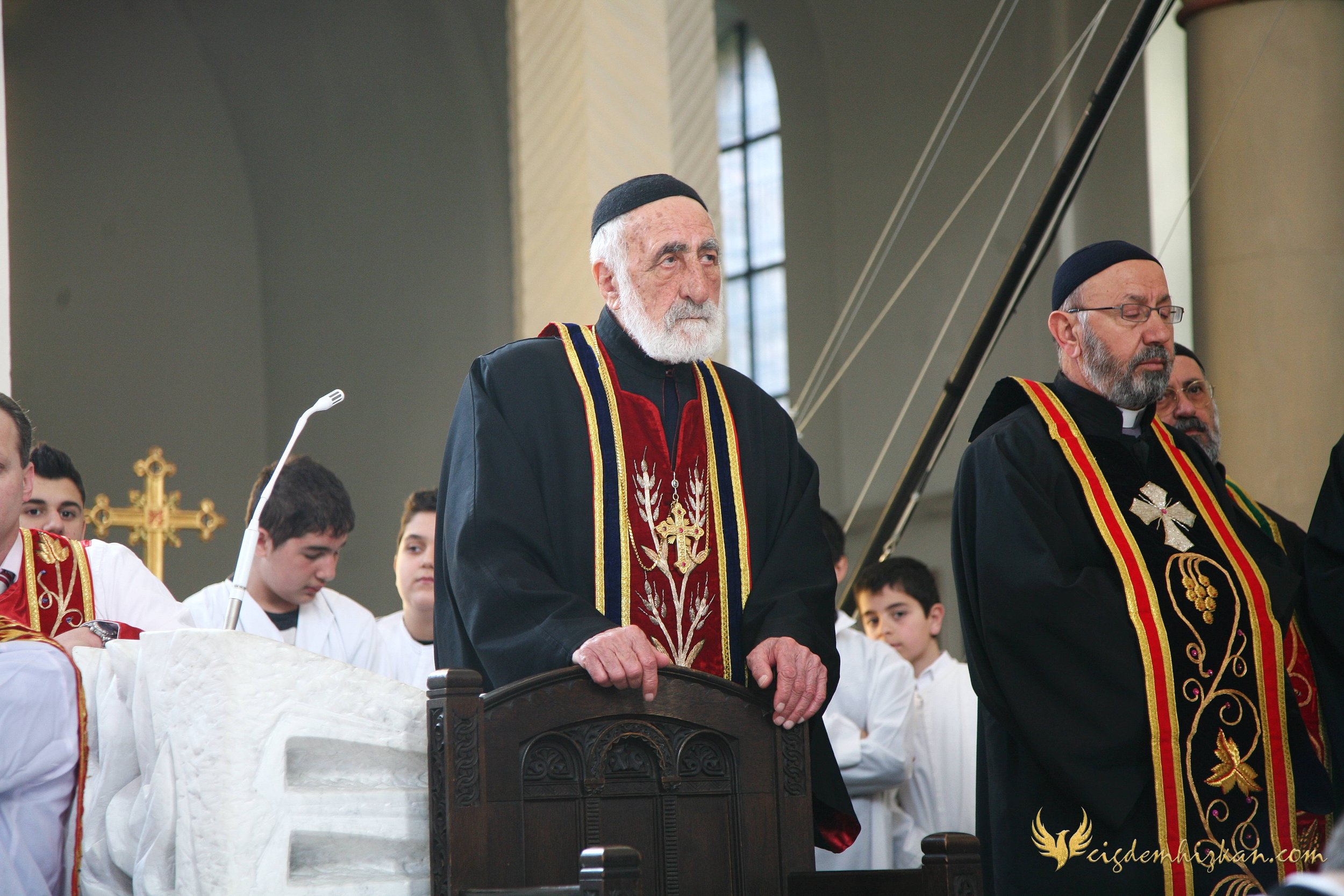 Faith & Community / İnanç ve Topluluk
Syriac Orthodox Church Liturgy – Berlin

A Syriac Orthodox Church ceremony marking the ordination of Abuna Murat Üzel as a priest in Berlin.The photographs document this moment of faith and community during the l