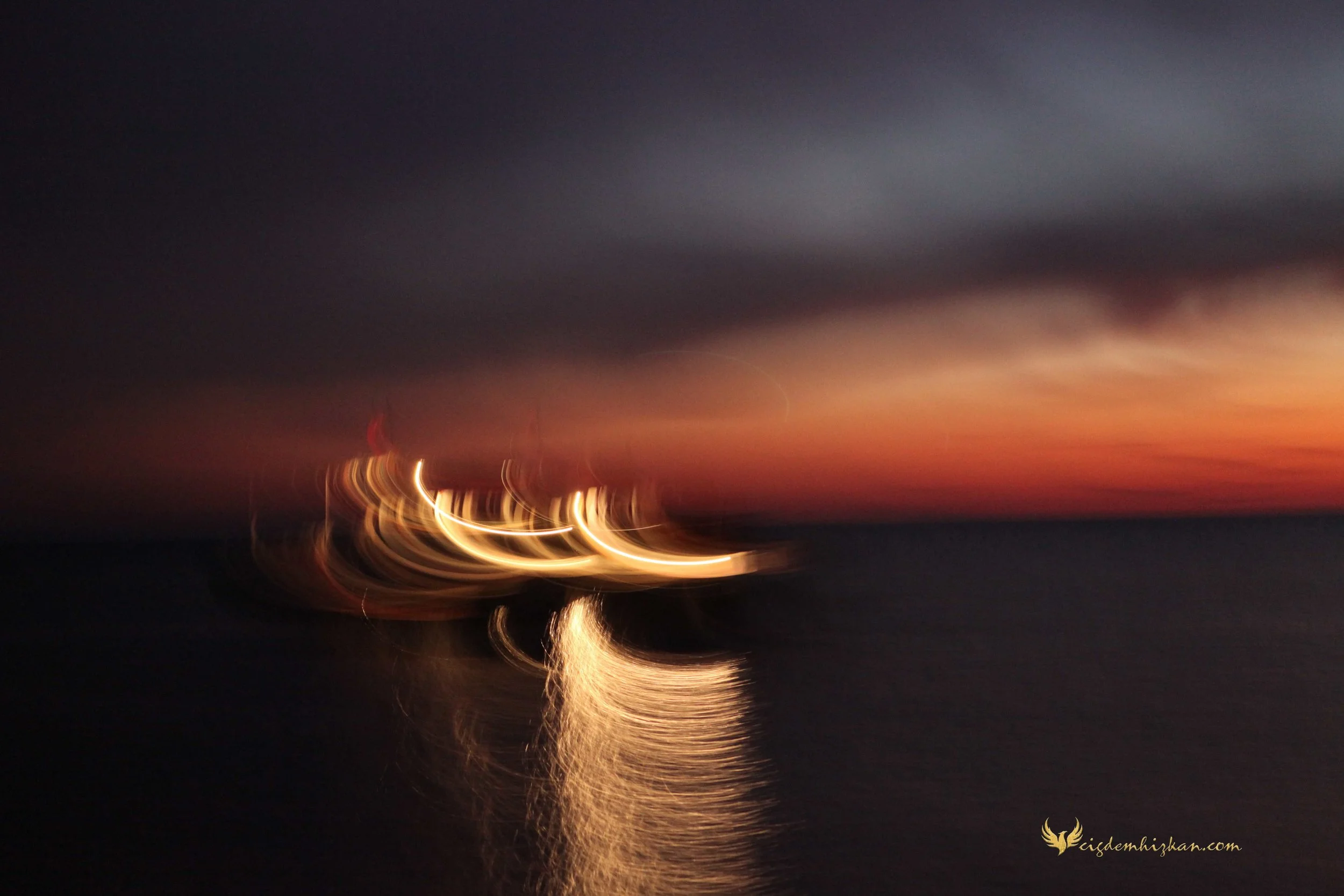 Gökçeada Surf Otel. Türkiye, Çanakkale. Mavi Bayraklı kumsal ve sahil. Deniz, dalgalar, rüzgâr sörfü ve paraşütlü sörf; yamaç paraşütü ile doğa sporları.
Gökçeada Surf Hotel. Turkey, Çanakkale. Blue Flag beach and coastline. Sea, waves, windsurfing a