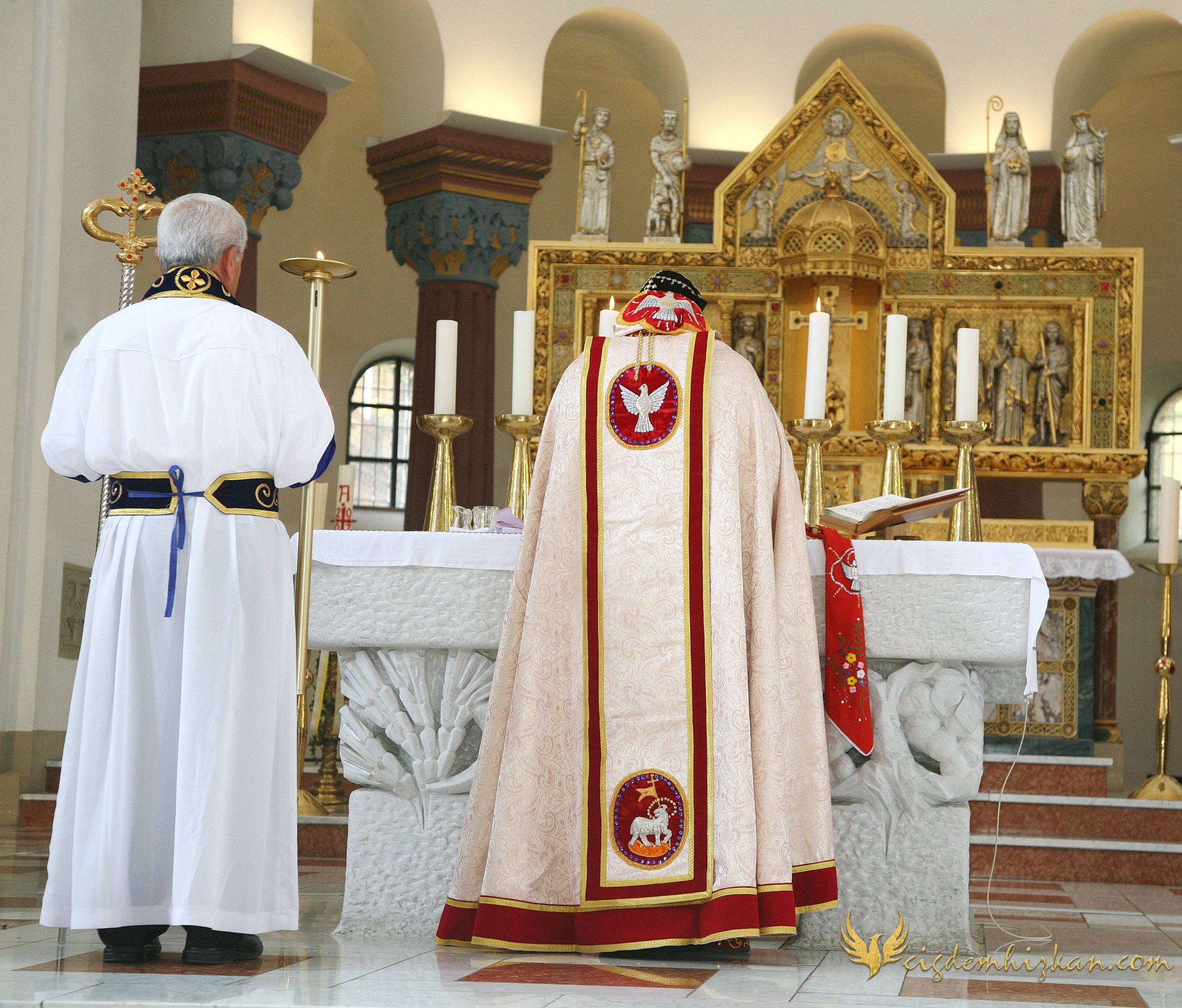Faith & Community / İnanç ve Topluluk
Syriac Orthodox Church Liturgy – Berlin

A Syriac Orthodox Church ceremony marking the ordination of Abuna Murat Üzel as a priest in Berlin.The photographs document this moment of faith and community during the l