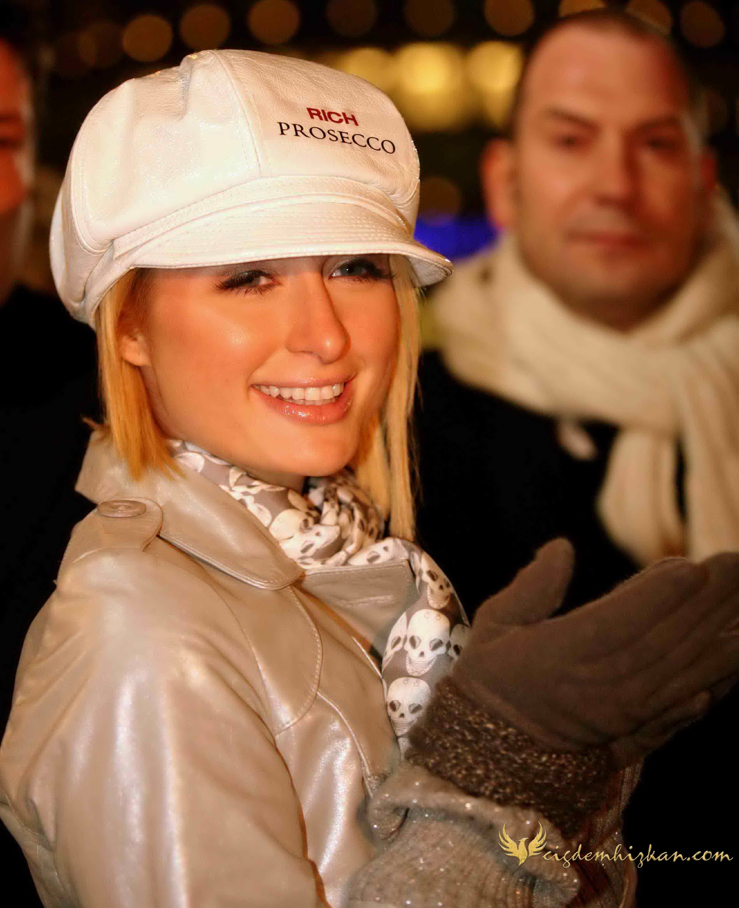 Paris Hilton. Prosecco ve şampanya. Berlin, Potsdamer Platz, Hilton Hotel. Halkla buluşma, sevgi, aşk ve öpücük anı.
Paris Hilton. Prosecco and champagne. Berlin, Potsdamer Platz, Hilton Hotel. Public appearance with moments of love, affection and a 