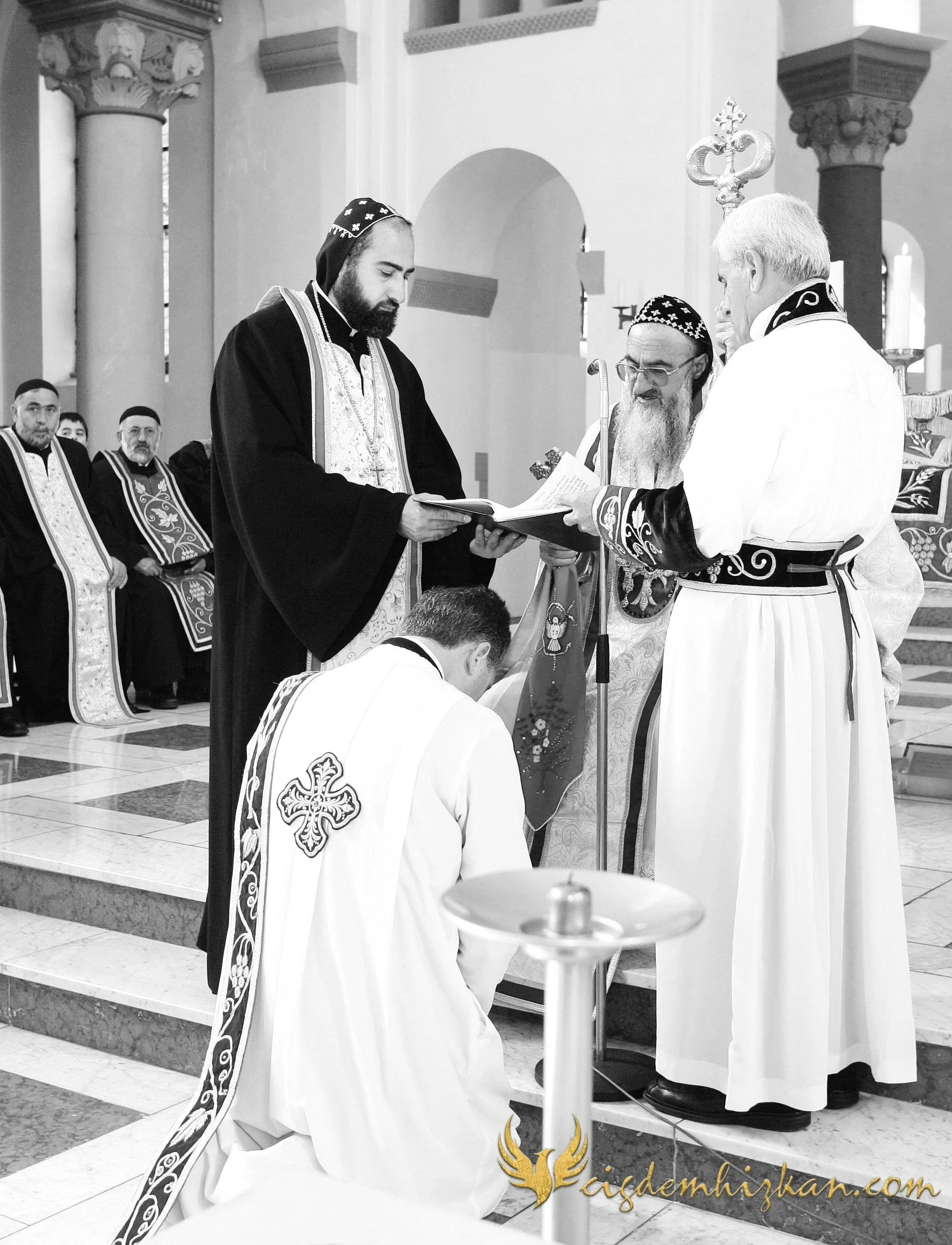Faith & Community / İnanç ve Topluluk
Syriac Orthodox Church Liturgy – Berlin

A Syriac Orthodox Church ceremony marking the ordination of Abuna Murat Üzel as a priest in Berlin.The photographs document this moment of faith and community during the l