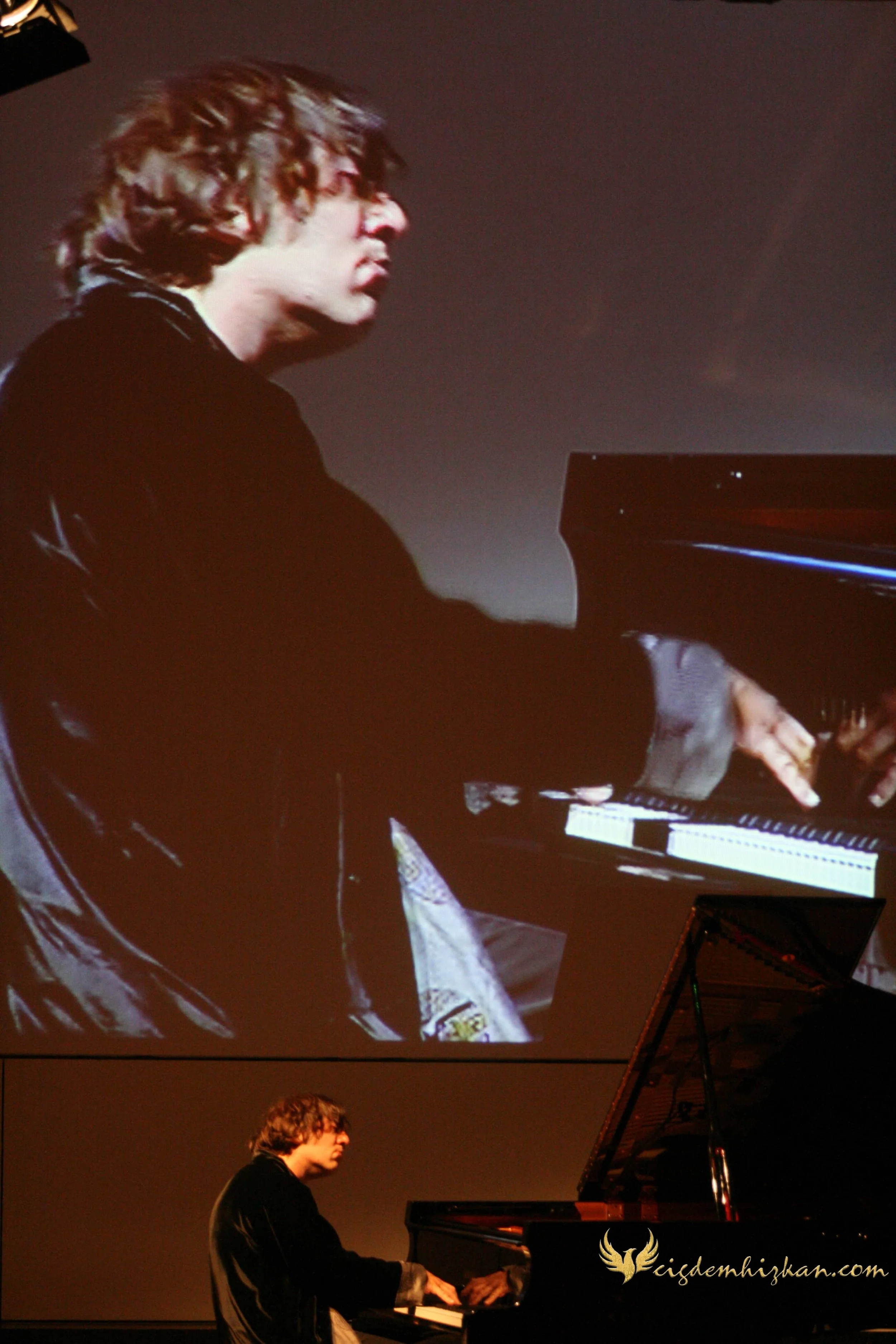 Fazıl Say. Piyano resitali ve “Fazıl Say & Friends” konserleri. Mozart ve Beethoven yorumları; kültürlerarası etkiler taşıyan özgün besteler. Berlin Konzerthaus, Gendarmenmarkt, Berlin-Mitte.
Fazıl Say. Piano recital and “Fazıl Say & Friends” concert