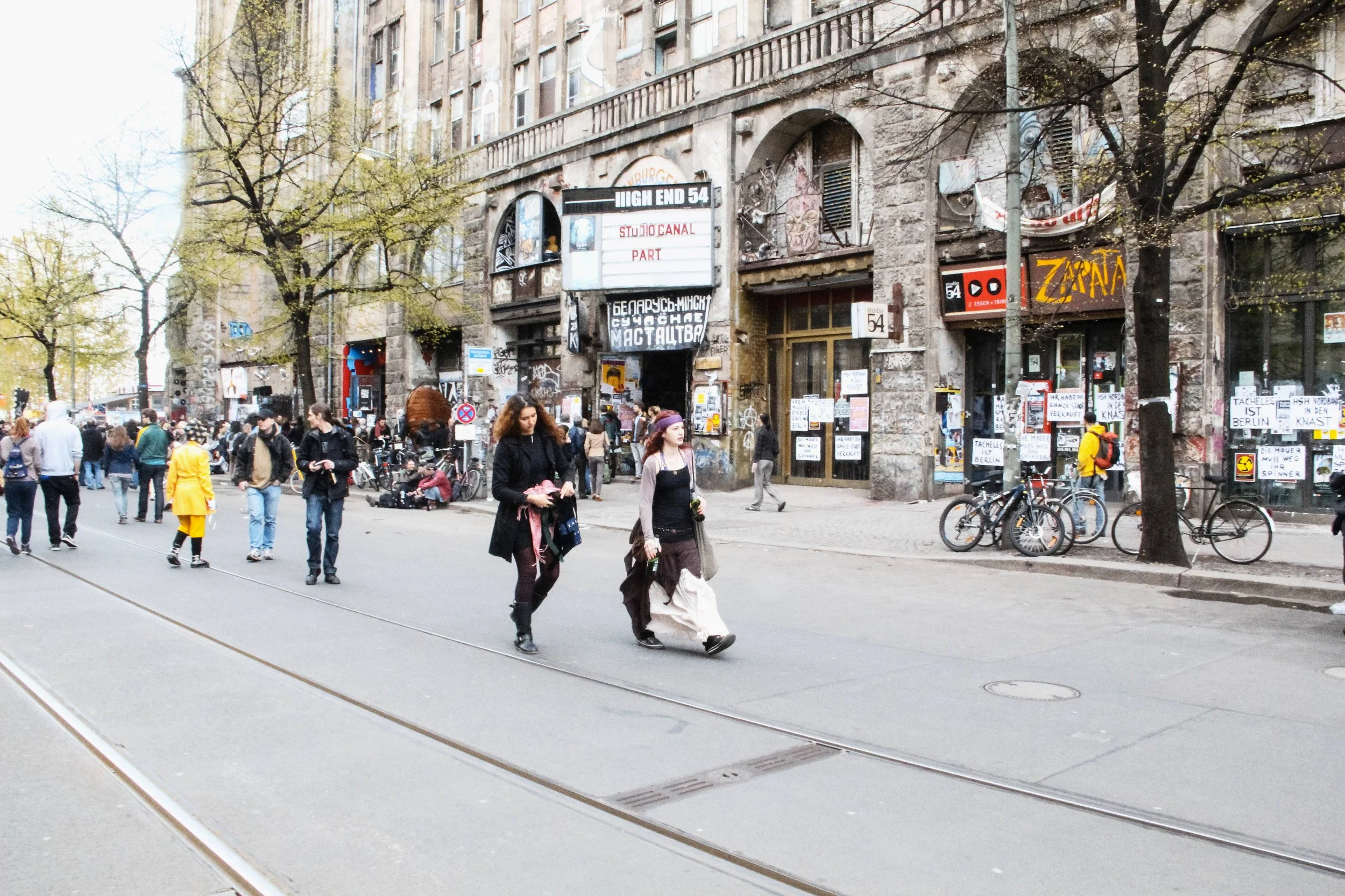Berlin’de alternatif sanatın simgelerinden Tacheles, ortasına örülen duvarla ikiye ayrıldı.
Tacheles, one of Berlin’s symbols of alternative art, was split in two by a wall erected through its center. Berlin-2012