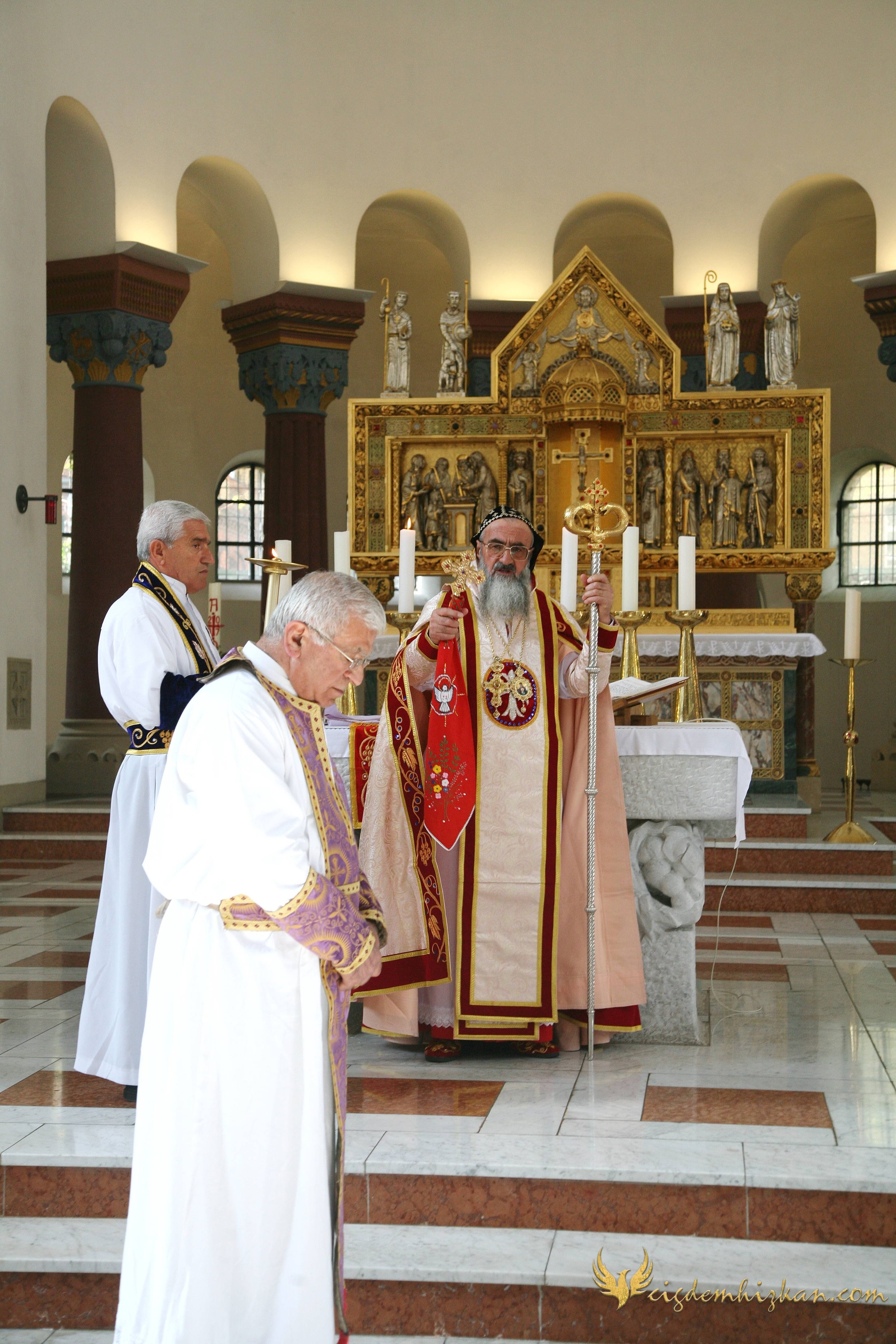 Faith & Community / İnanç ve Topluluk
Syriac Orthodox Church Liturgy – Berlin

A Syriac Orthodox Church ceremony marking the ordination of Abuna Murat Üzel as a priest in Berlin.The photographs document this moment of faith and community during the l