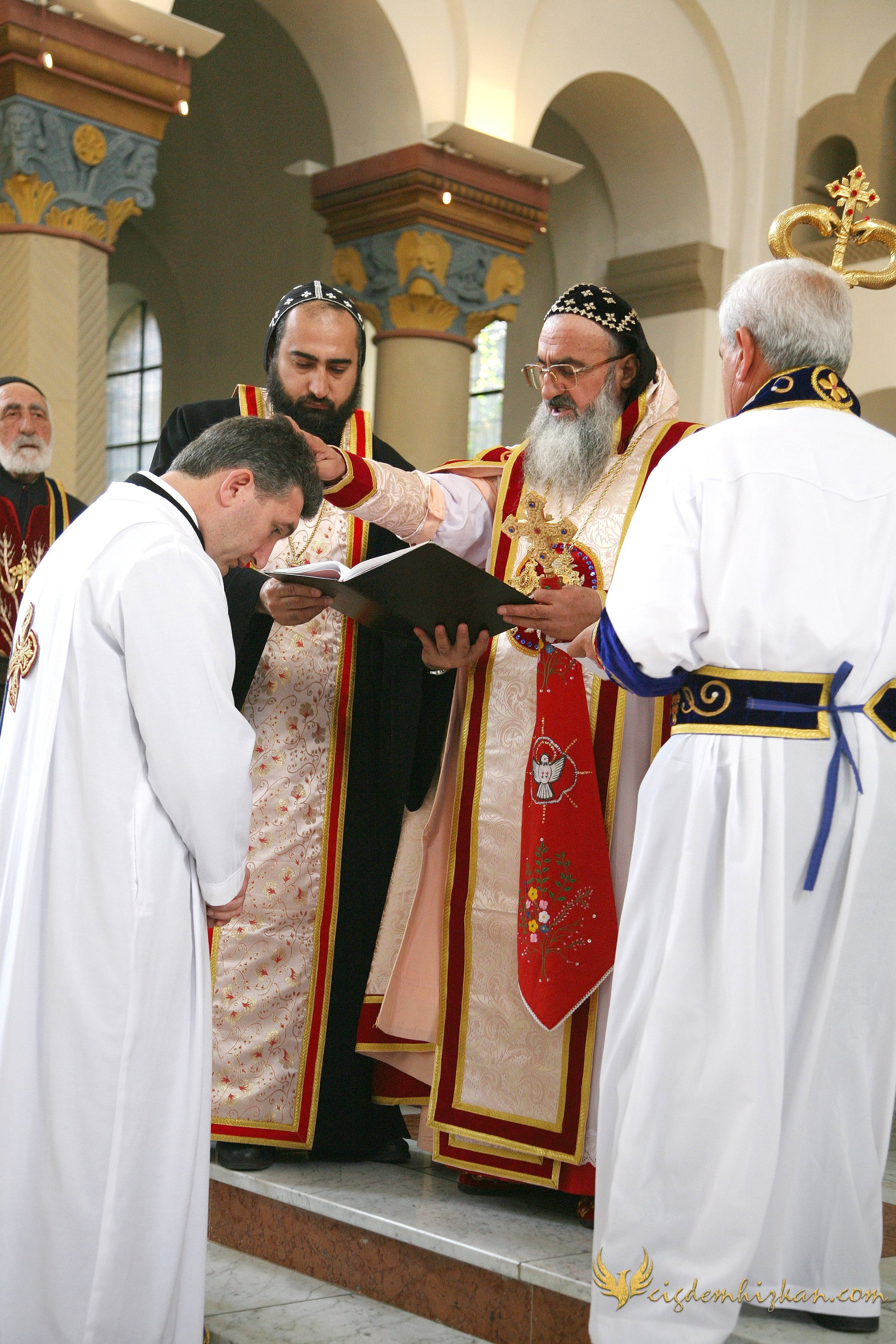 Faith & Community / İnanç ve Topluluk
Syriac Orthodox Church Liturgy – Berlin

A Syriac Orthodox Church ceremony marking the ordination of Abuna Murat Üzel as a priest in Berlin.The photographs document this moment of faith and community during the l
