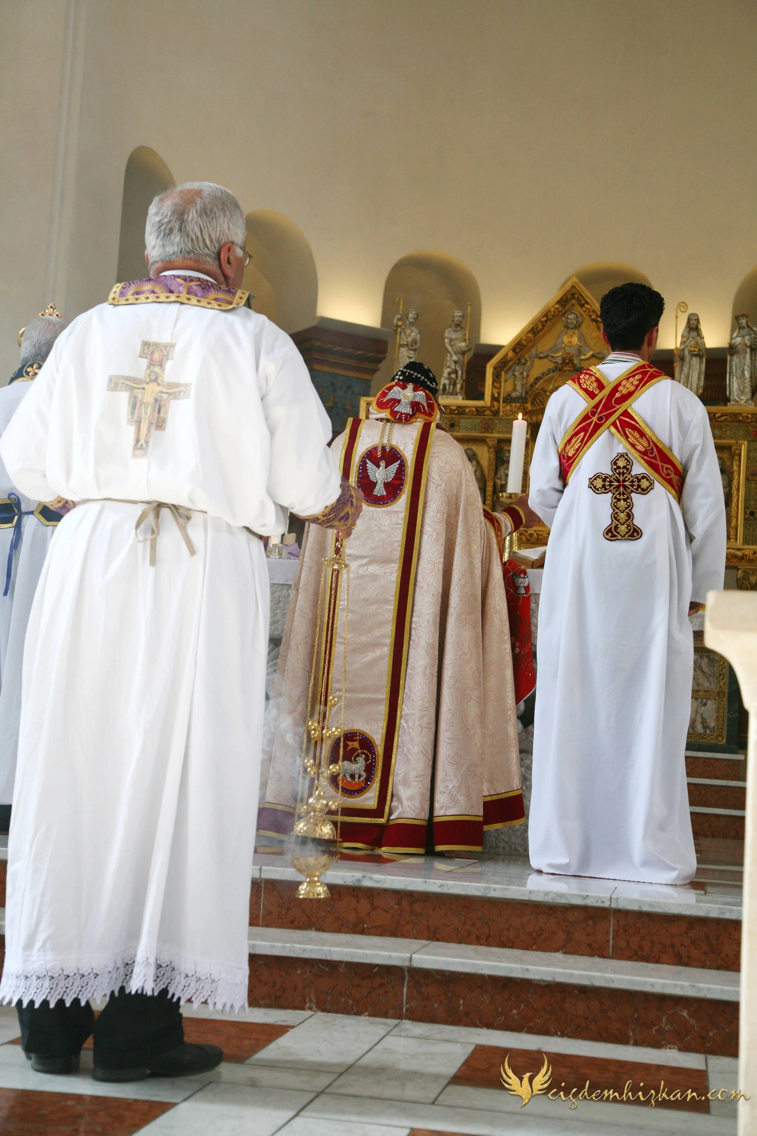 Faith & Community / İnanç ve Topluluk
Syriac Orthodox Church Liturgy – Berlin

A Syriac Orthodox Church ceremony marking the ordination of Abuna Murat Üzel as a priest in Berlin.The photographs document this moment of faith and community during the l