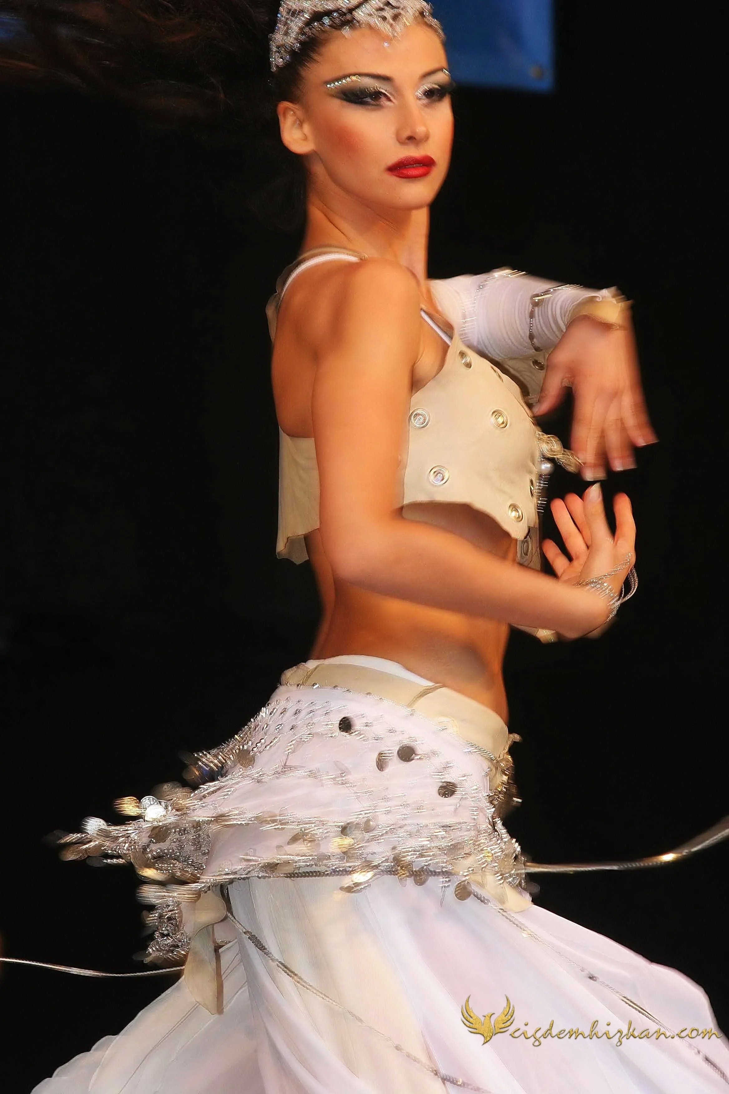 Anadolu Ateşi (Fire of Anatolia). Sahne sanatları ve dans performansı. Göbek dansı, çağdaş koreografi ve Truva teması. Berlin, Vodafone Arena ve O2 Arena.
Fire of Anatolia. Performing arts and dance performance. Belly dance, contemporary choreography