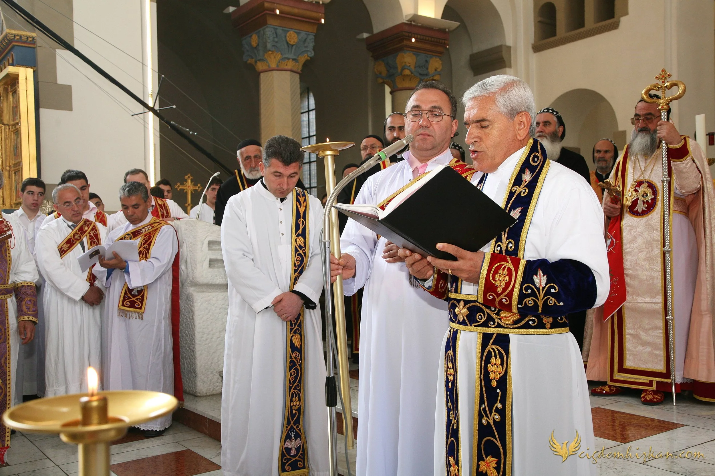 Faith & Community / İnanç ve Topluluk
Syriac Orthodox Church Liturgy – Berlin

A Syriac Orthodox Church ceremony marking the ordination of Abuna Murat Üzel as a priest in Berlin.The photographs document this moment of faith and community during the l