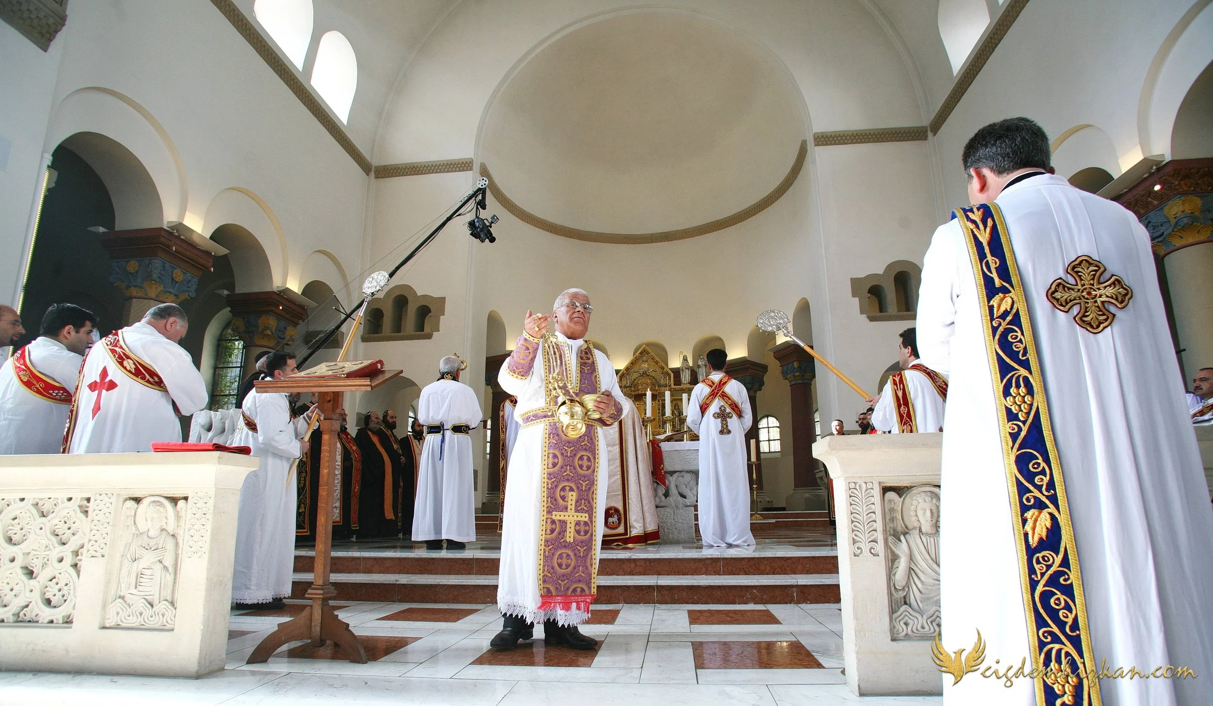 Faith & Community / İnanç ve Topluluk
Syriac Orthodox Church Liturgy – Berlin

A Syriac Orthodox Church ceremony marking the ordination of Abuna Murat Üzel as a priest in Berlin.The photographs document this moment of faith and community during the l