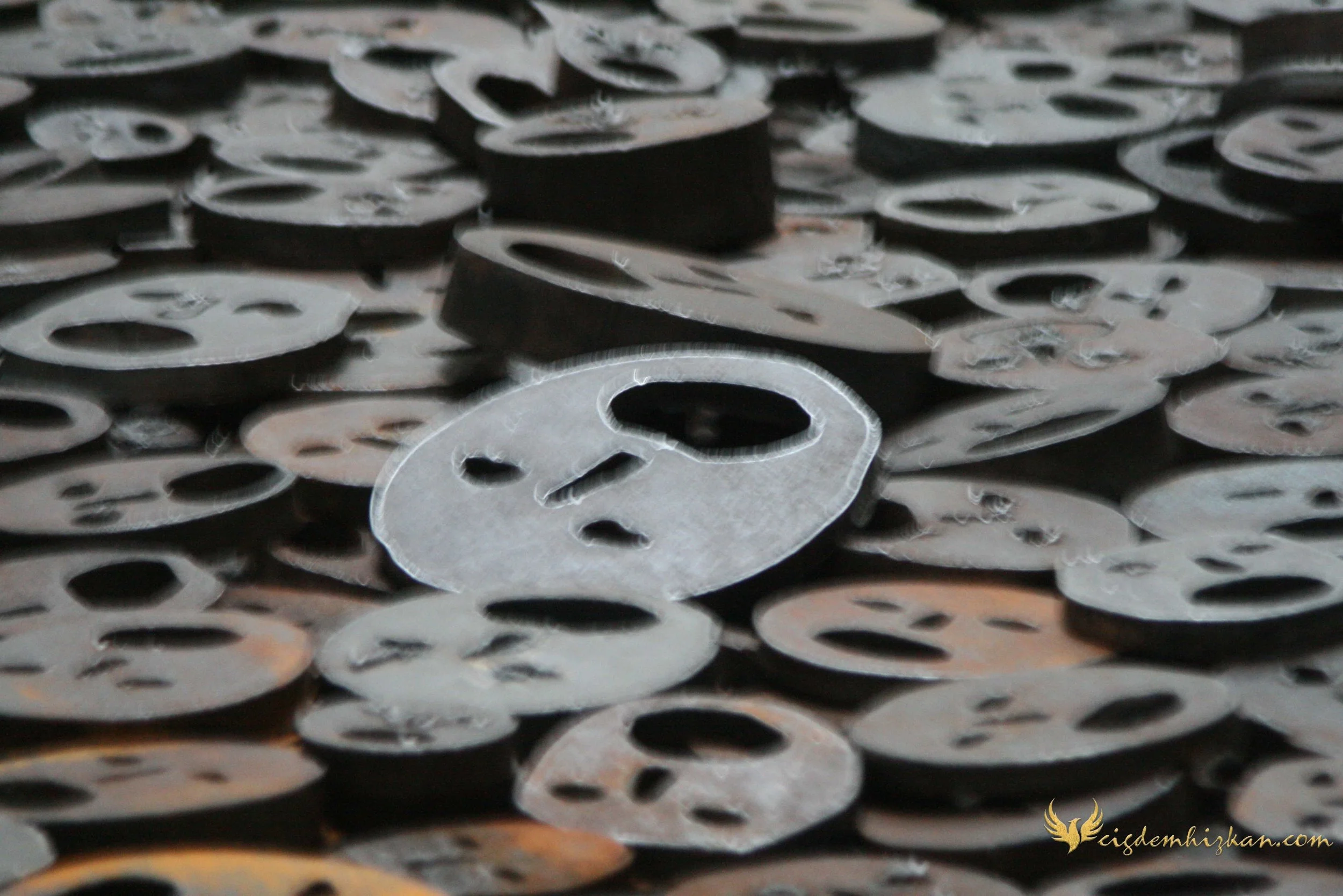 Yahudi Müzesi, Berlin Kreuzberg. Savaşın izleri, acı ve travma. Yerdeki heykeller, gözyaşı ve sessizlik; umut ile yüzleşme.
Jewish Museum, Berlin Kreuzberg. Traces of war, pain and trauma. Ground sculptures, tears and silence; confrontation with suff