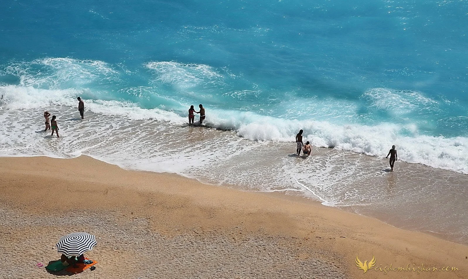 Kaş, Antalya. Aşk, mavi tonlar ve dalgalar. Tekne ve yat gezisi. Ali Baba Pansiyon, Kaş Limanı. Kaputaş Plajı. Çocukluk, gençlik, tatil, sevgi ve yaşam.
Kas, Antalya. Love, blue tones and waves. Boat and yacht trip. Ali Baba Pension, Kas Harbor. Kapu