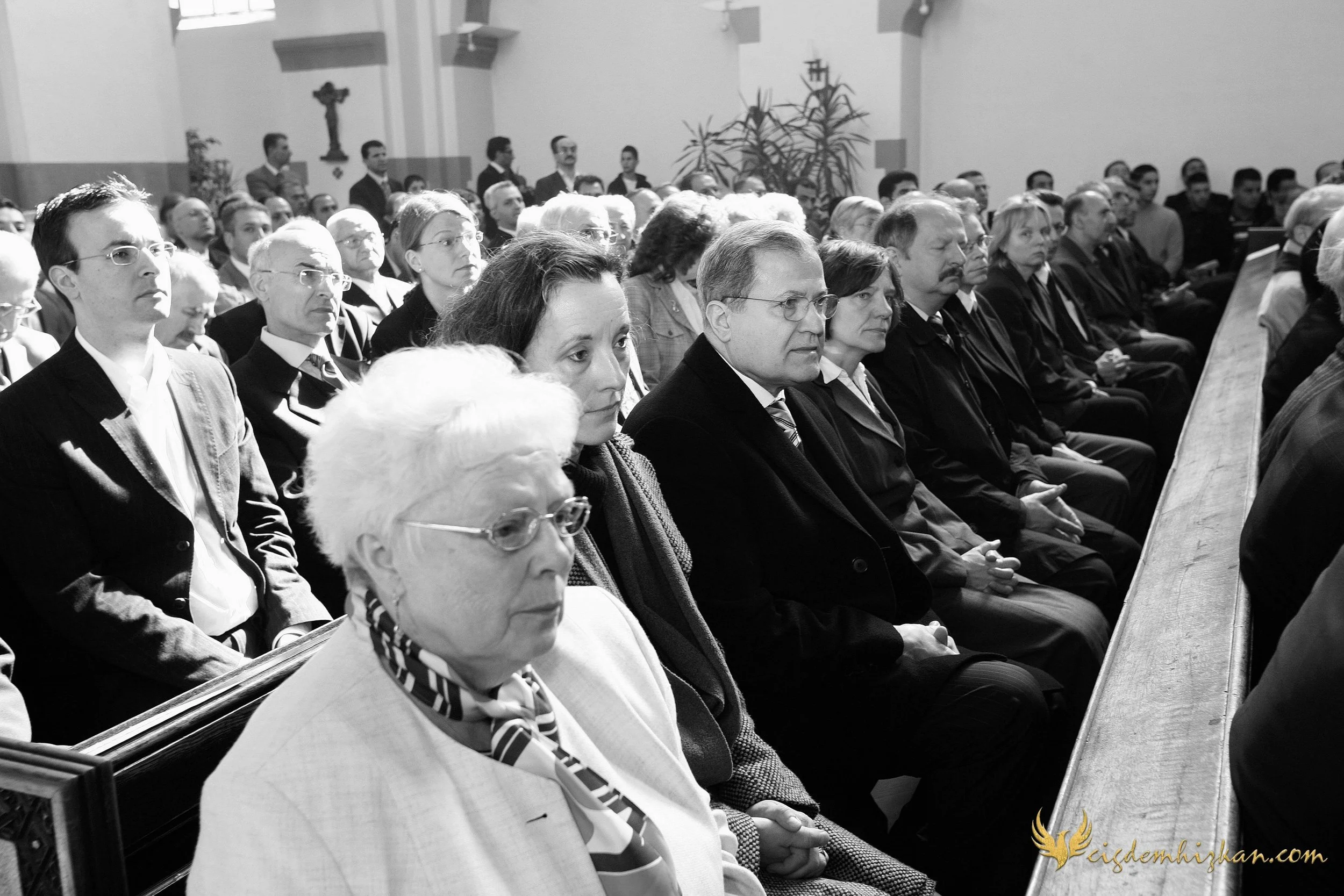 Faith & Community / İnanç ve Topluluk
Syriac Orthodox Church Liturgy – Berlin

A Syriac Orthodox Church ceremony marking the ordination of Abuna Murat Üzel as a priest in Berlin.The photographs document this moment of faith and community during the l