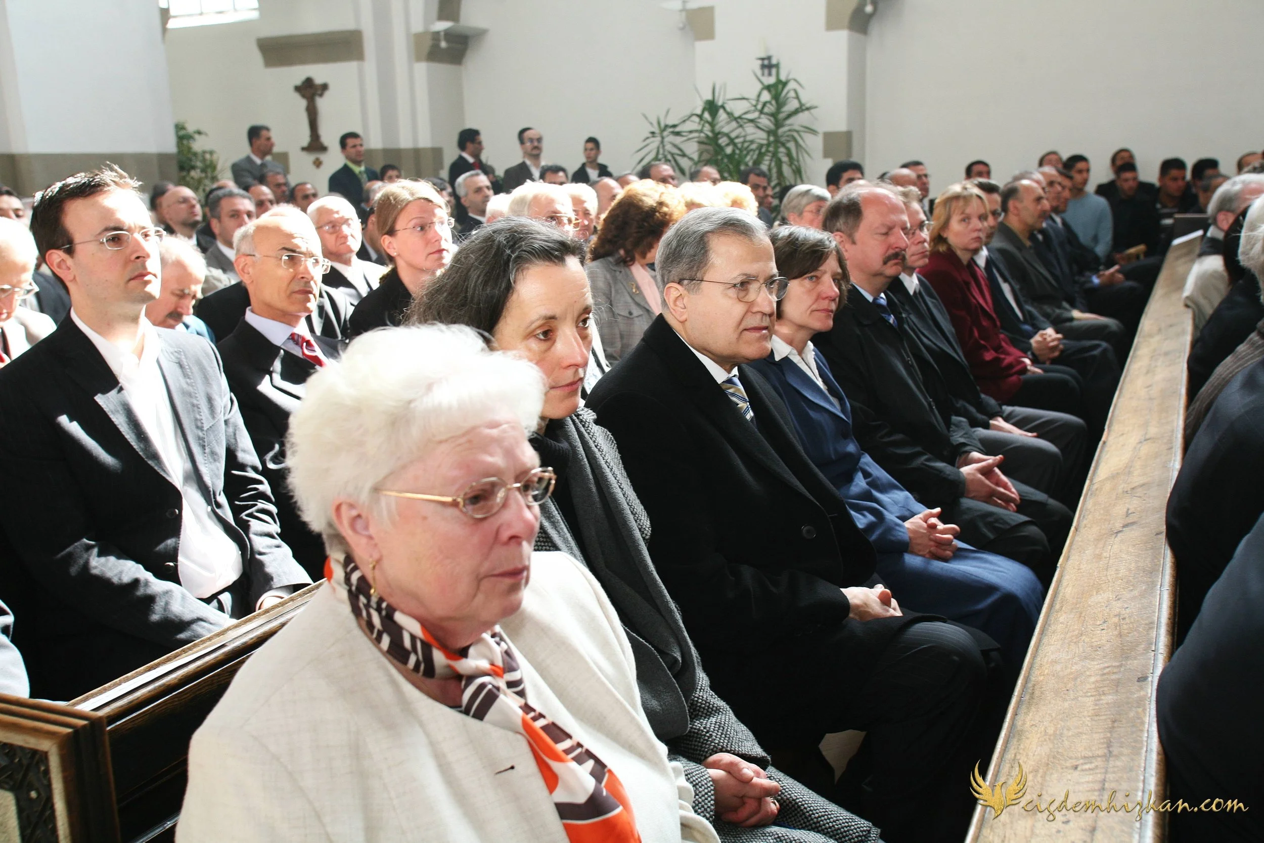 Faith & Community / İnanç ve Topluluk
Syriac Orthodox Church Liturgy – Berlin

A Syriac Orthodox Church ceremony marking the ordination of Abuna Murat Üzel as a priest in Berlin.The photographs document this moment of faith and community during the l