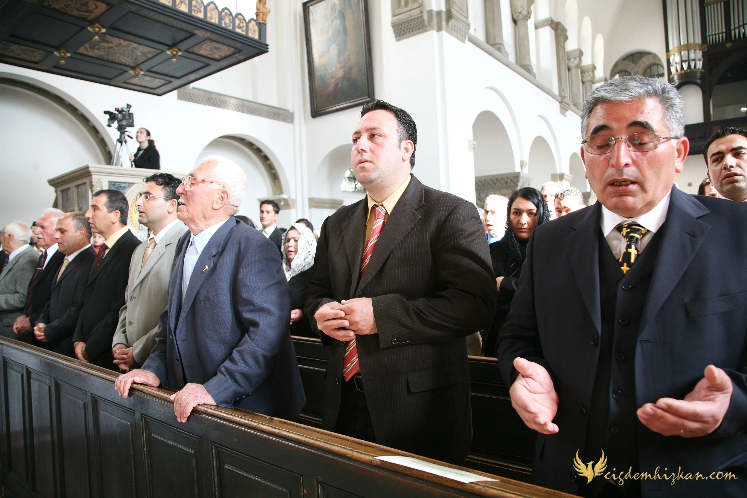Faith & Community / İnanç ve Topluluk
Syriac Orthodox Church Liturgy – Berlin

A Syriac Orthodox Church ceremony marking the ordination of Abuna Murat Üzel as a priest in Berlin.The photographs document this moment of faith and community during the l