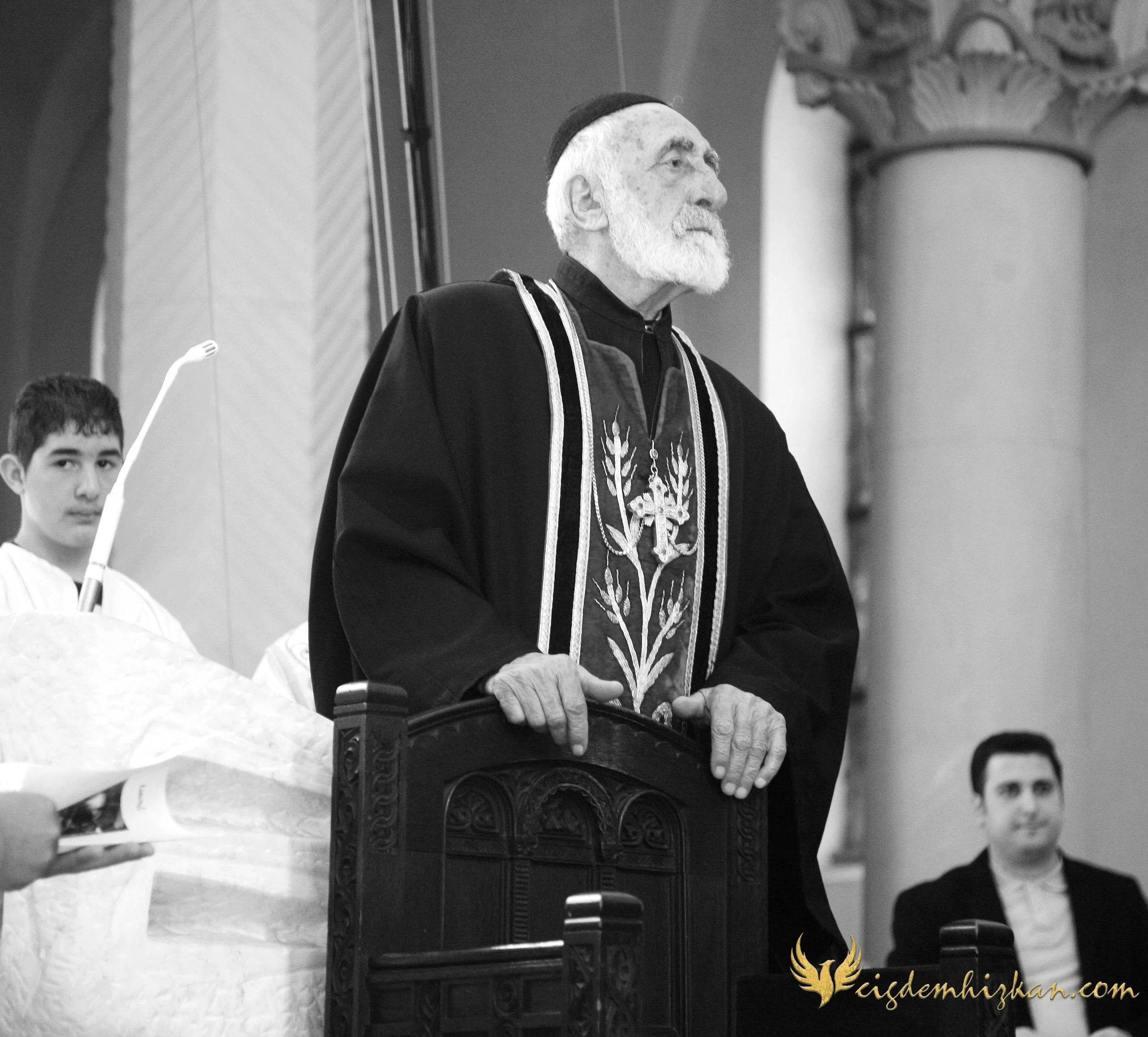Faith & Community / İnanç ve Topluluk
Syriac Orthodox Church Liturgy – Berlin

A Syriac Orthodox Church ceremony marking the ordination of Abuna Murat Üzel as a priest in Berlin.The photographs document this moment of faith and community during the l