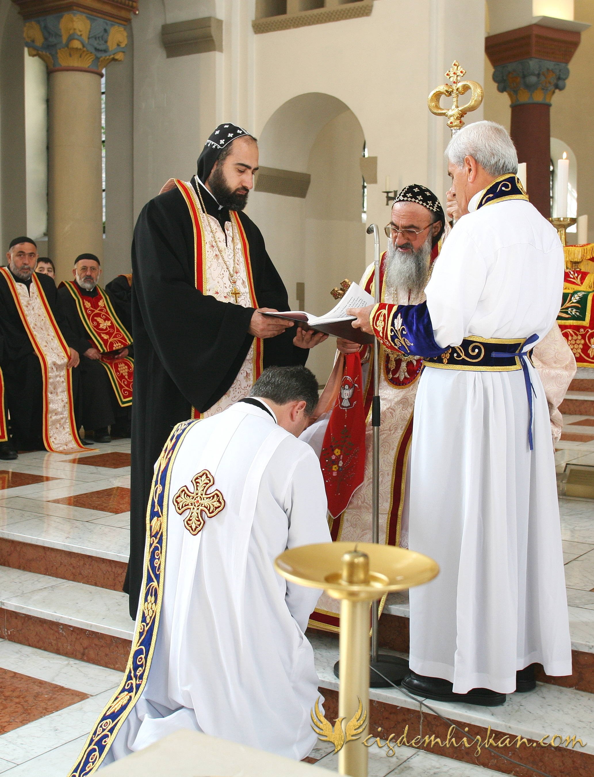 Faith & Community / İnanç ve Topluluk
Syriac Orthodox Church Liturgy – Berlin

A Syriac Orthodox Church ceremony marking the ordination of Abuna Murat Üzel as a priest in Berlin.The photographs document this moment of faith and community during the l