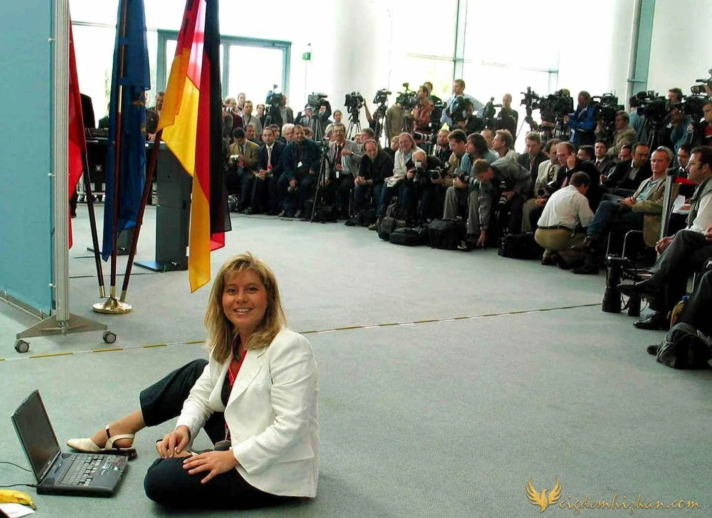 Çiğdem Hızkan. Berlin. Federal Parlamento çalışmaları. Angela Merkel ve Recep Tayyip Erdoğan açıklamaları, Abdullah Gül süreci. Basın hazırlığı, online haber ve fotoğraf transferi.
Çiğdem Hızkan. Berlin. Federal Parliament coverage. Statements by Ang