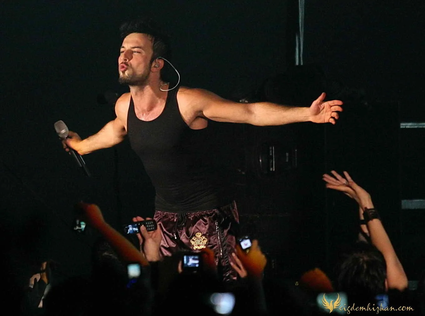 Tarkan ve Sezen Aksu. Berlin konseri. Türk pop müziği, sahne performansı ve müzikal birliktelik. Berlin’de unutulmaz konser anı.
Tarkan and Sezen Aksu. Concert in Berlin. Turkish pop music, stage performance and musical collaboration. A memorable liv