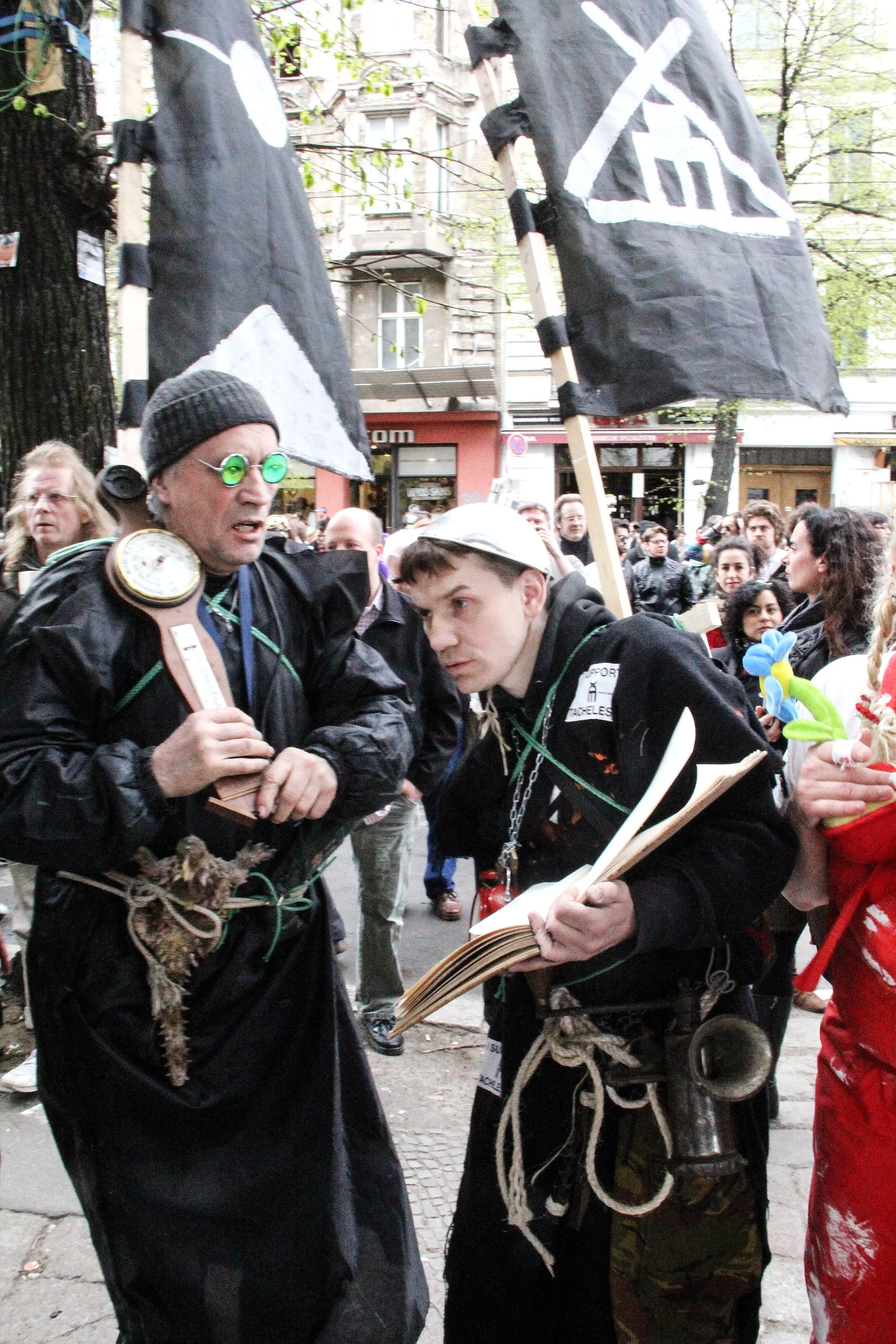 Berlin’de alternatif sanatın simgelerinden Tacheles, ortasına örülen duvarla ikiye ayrıldı.
Tacheles, one of Berlin’s symbols of alternative art, was split in two by a wall erected through its center. Berlin-2012