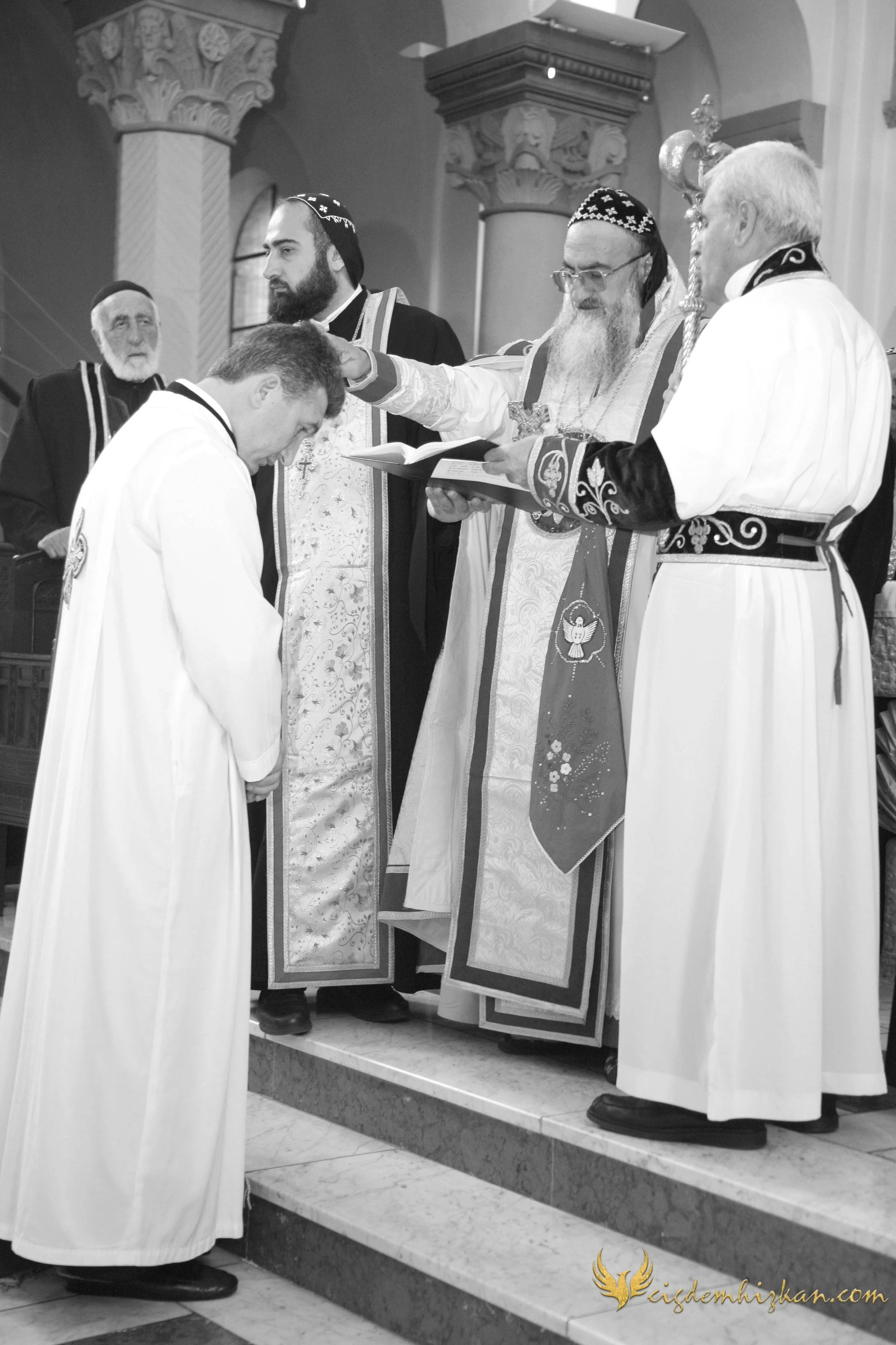 Faith & Community / İnanç ve Topluluk
Syriac Orthodox Church Liturgy – Berlin

A Syriac Orthodox Church ceremony marking the ordination of Abuna Murat Üzel as a priest in Berlin.The photographs document this moment of faith and community during the l