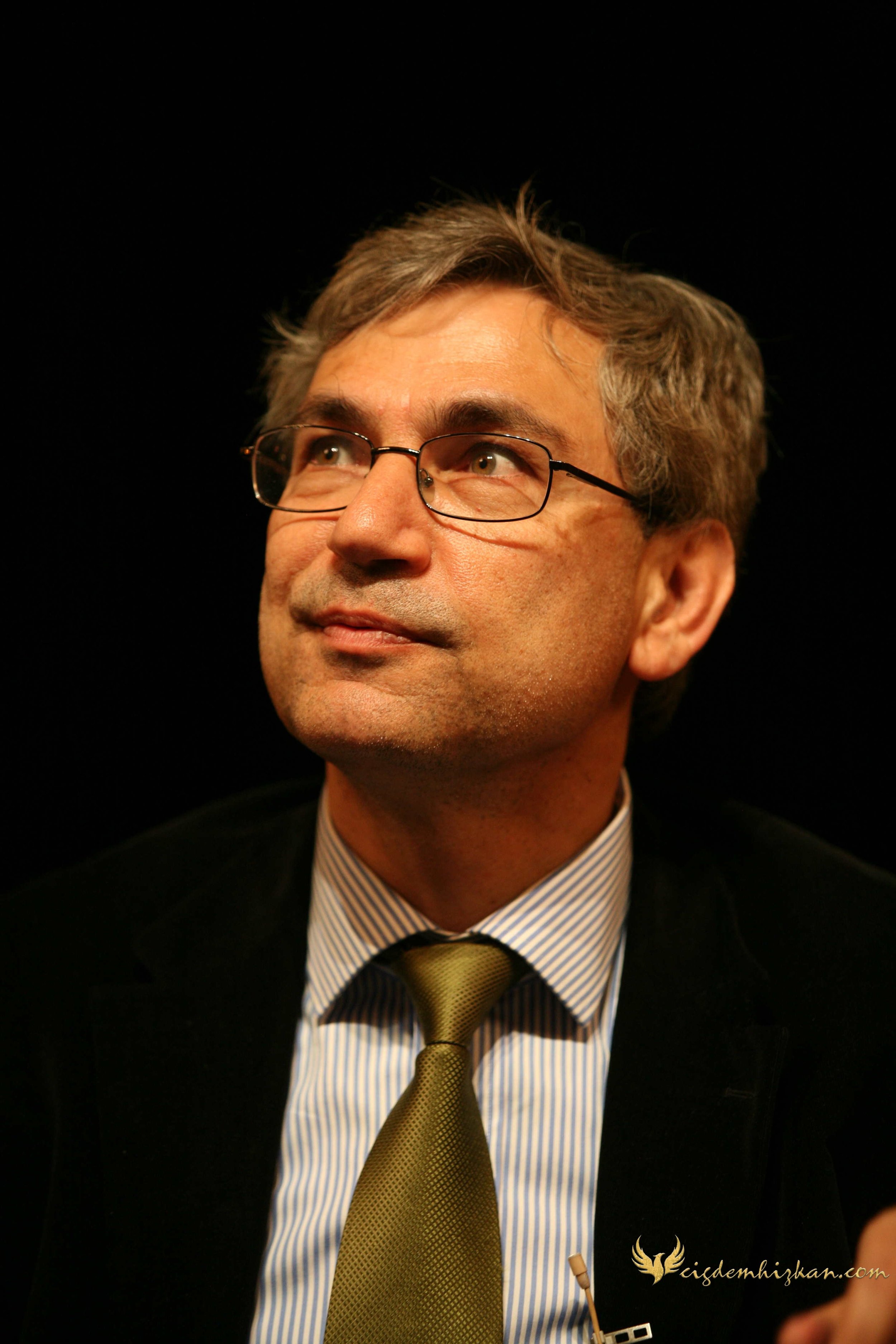 Orhan Pamuk. Berliner Ensemble, Brecht geleneği. Kitap okuma etkinliği. Yalnızlık, edebiyat ve düşünce. Nobel Edebiyat Ödülü sahibi yazarın “Kar / Schnee” romanı.
Orhan Pamuk. Berliner Ensemble, Brechtian tradition. Literary reading. Solitude, litera