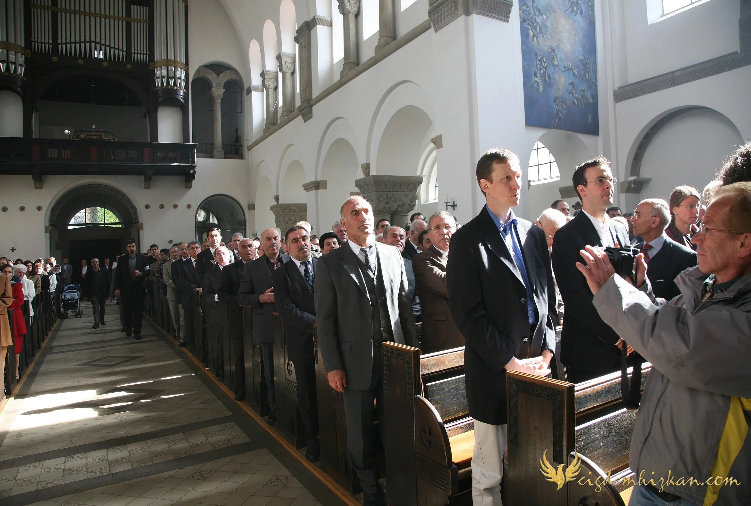 Faith & Community / İnanç ve Topluluk
Syriac Orthodox Church Liturgy – Berlin

A Syriac Orthodox Church ceremony marking the ordination of Abuna Murat Üzel as a priest in Berlin.

Fotoğraflar Berlin'deki Süryani Ortodoks cemaatinin bu tarihi anını be