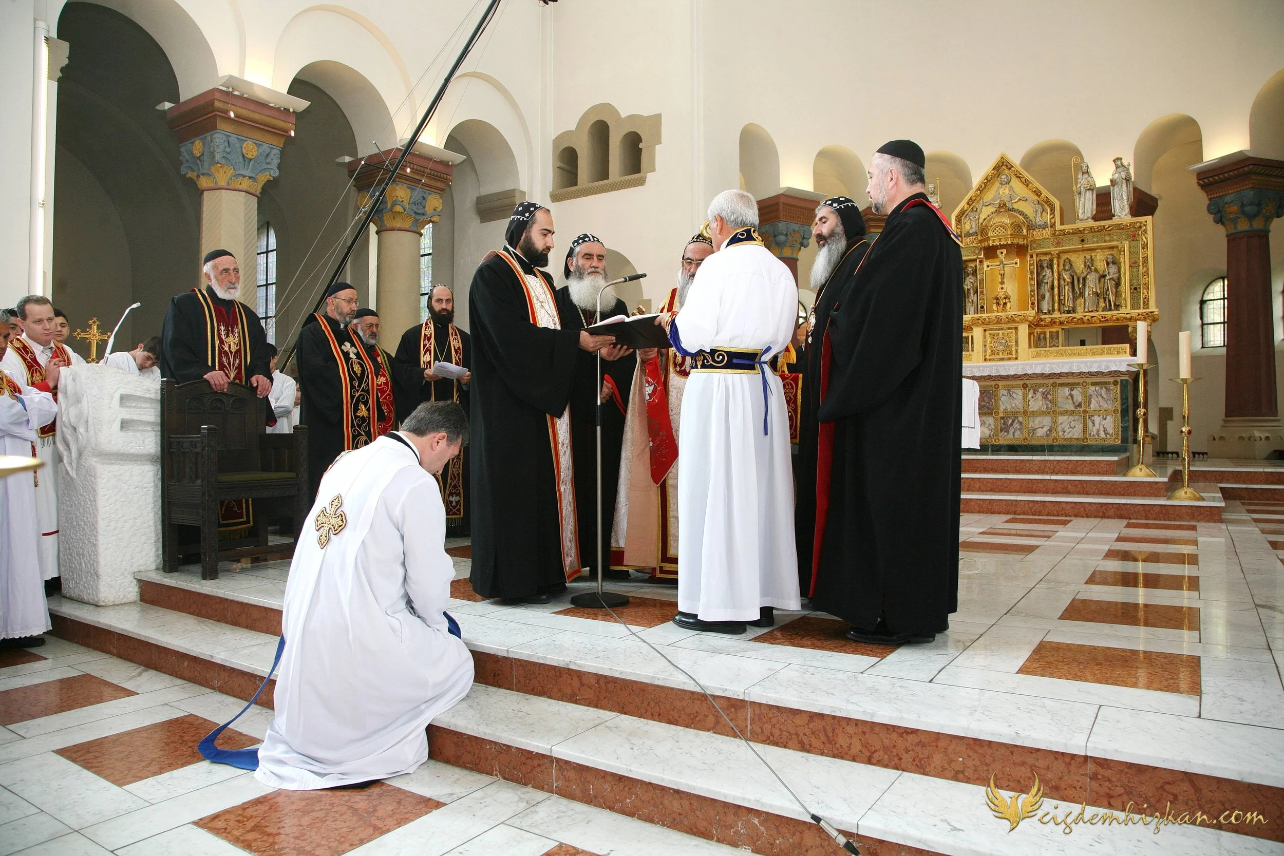 Faith & Community / İnanç ve Topluluk
Syriac Orthodox Church Liturgy – Berlin

A Syriac Orthodox Church ceremony marking the ordination of Abuna Murat Üzel as a priest in Berlin.The photographs document this moment of faith and community during the l