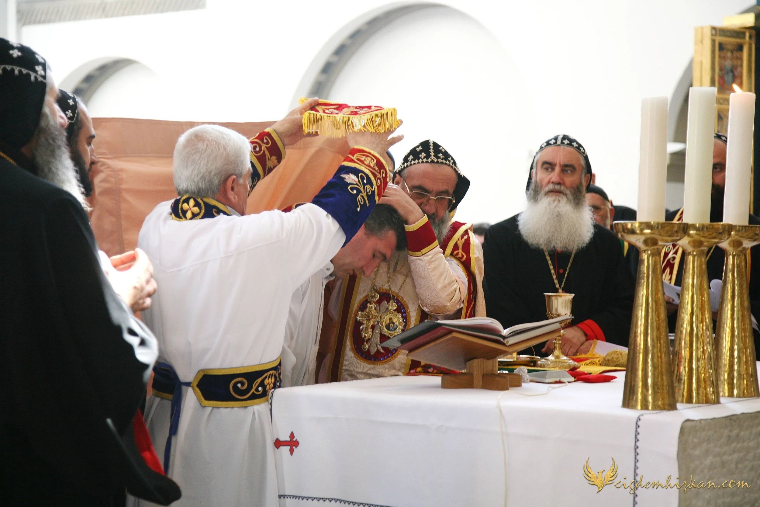 Faith & Community / İnanç ve Topluluk
Syriac Orthodox Church Liturgy – Berlin

A Syriac Orthodox Church ceremony marking the ordination of Abuna Murat Üzel as a priest in Berlin.The photographs document this moment of faith and community during the l