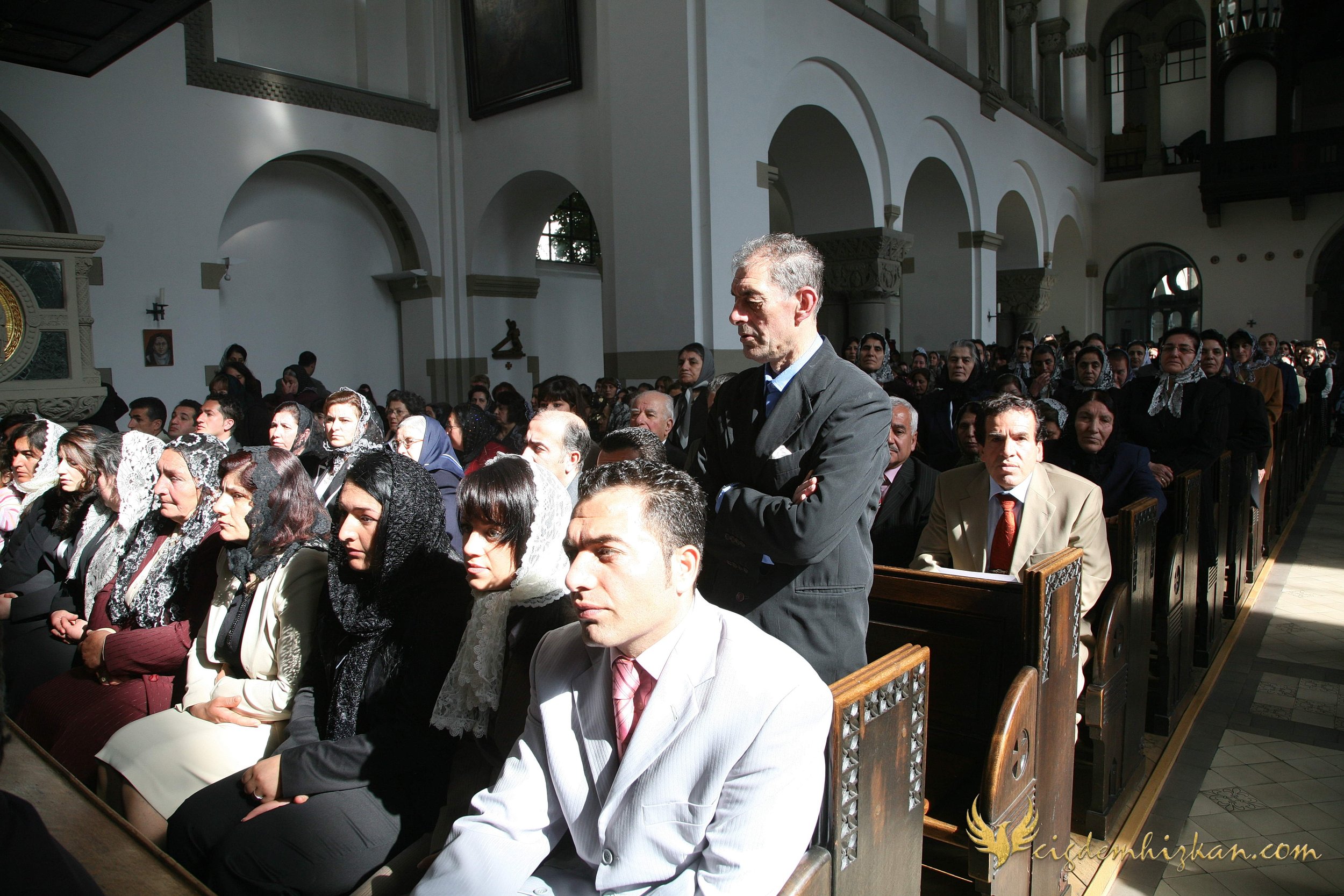 Faith & Community / İnanç ve Topluluk
Syriac Orthodox Church Liturgy – Berlin

A Syriac Orthodox Church ceremony marking the ordination of Abuna Murat Üzel as a priest in Berlin.

Fotoğraflar Berlin'deki Süryani Ortodoks cemaatinin bu tarihi anını be