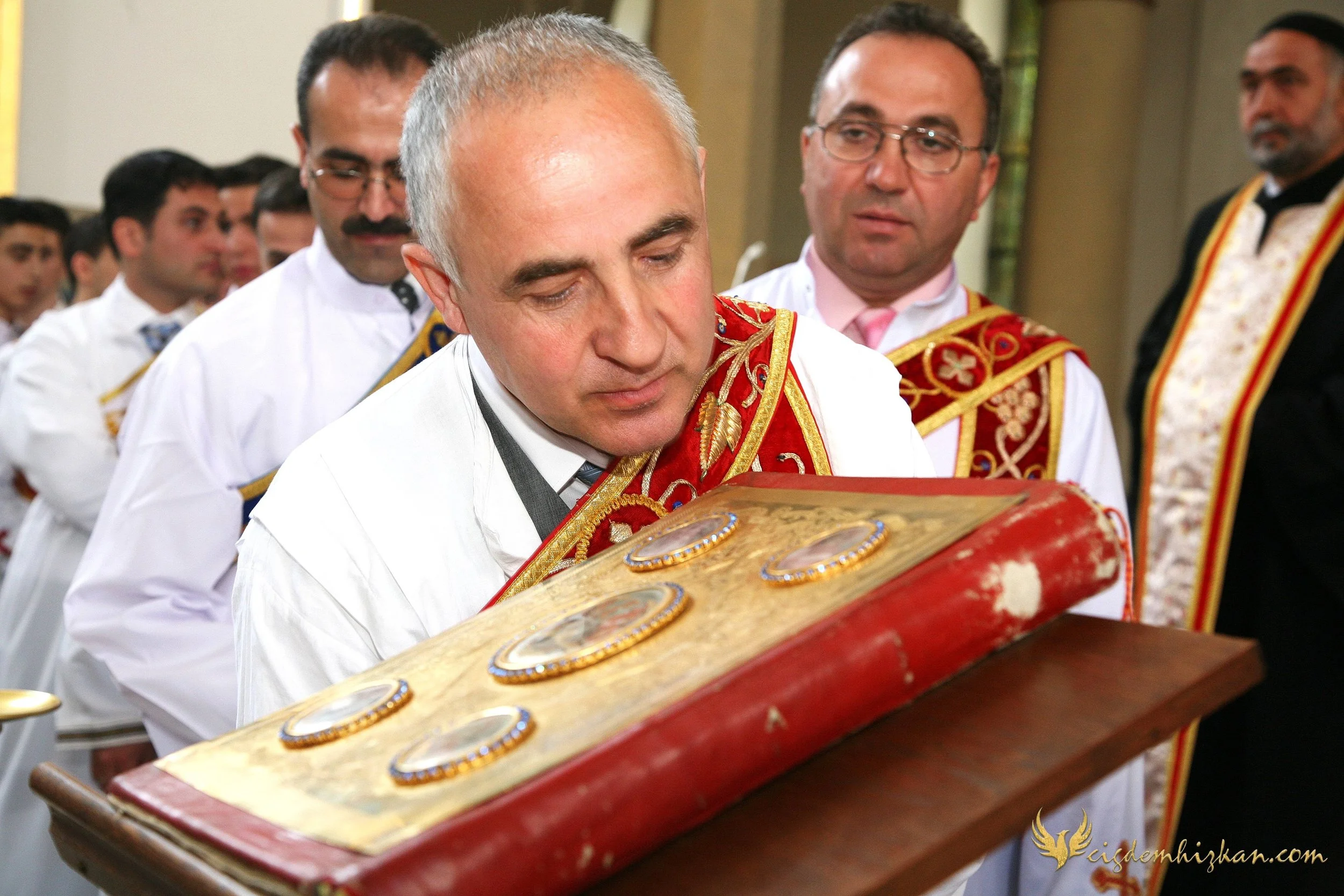 Faith & Community / İnanç ve Topluluk
Syriac Orthodox Church Liturgy – Berlin

A Syriac Orthodox Church ceremony marking the ordination of Abuna Murat Üzel as a priest in Berlin.The photographs document this moment of faith and community during the l