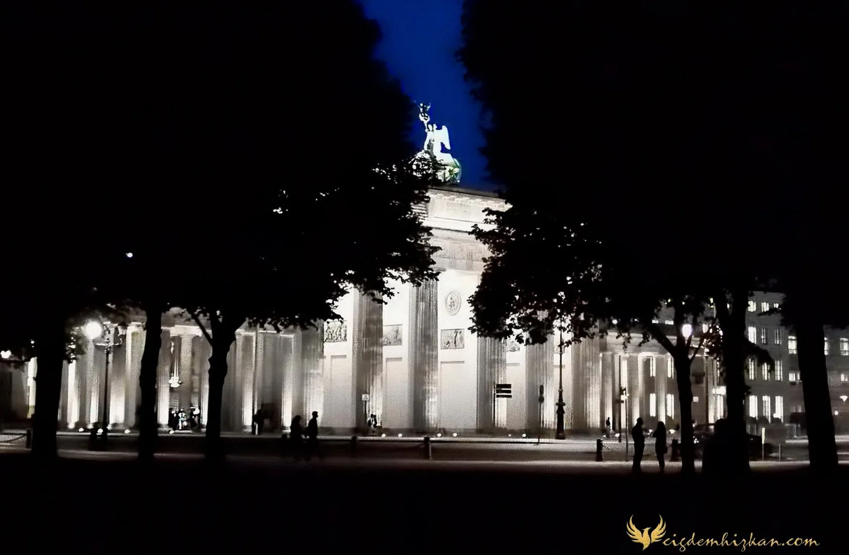 Berlin, Brandenburg Tor. Başkentte yaz akşamları. Tiergarten çevresi, şehir yaşamı ve sakin atmosfer.
Berlin, Brandenburg Gate. Summer evenings in the capital. Tiergarten area, urban life and calm atmosphere.
