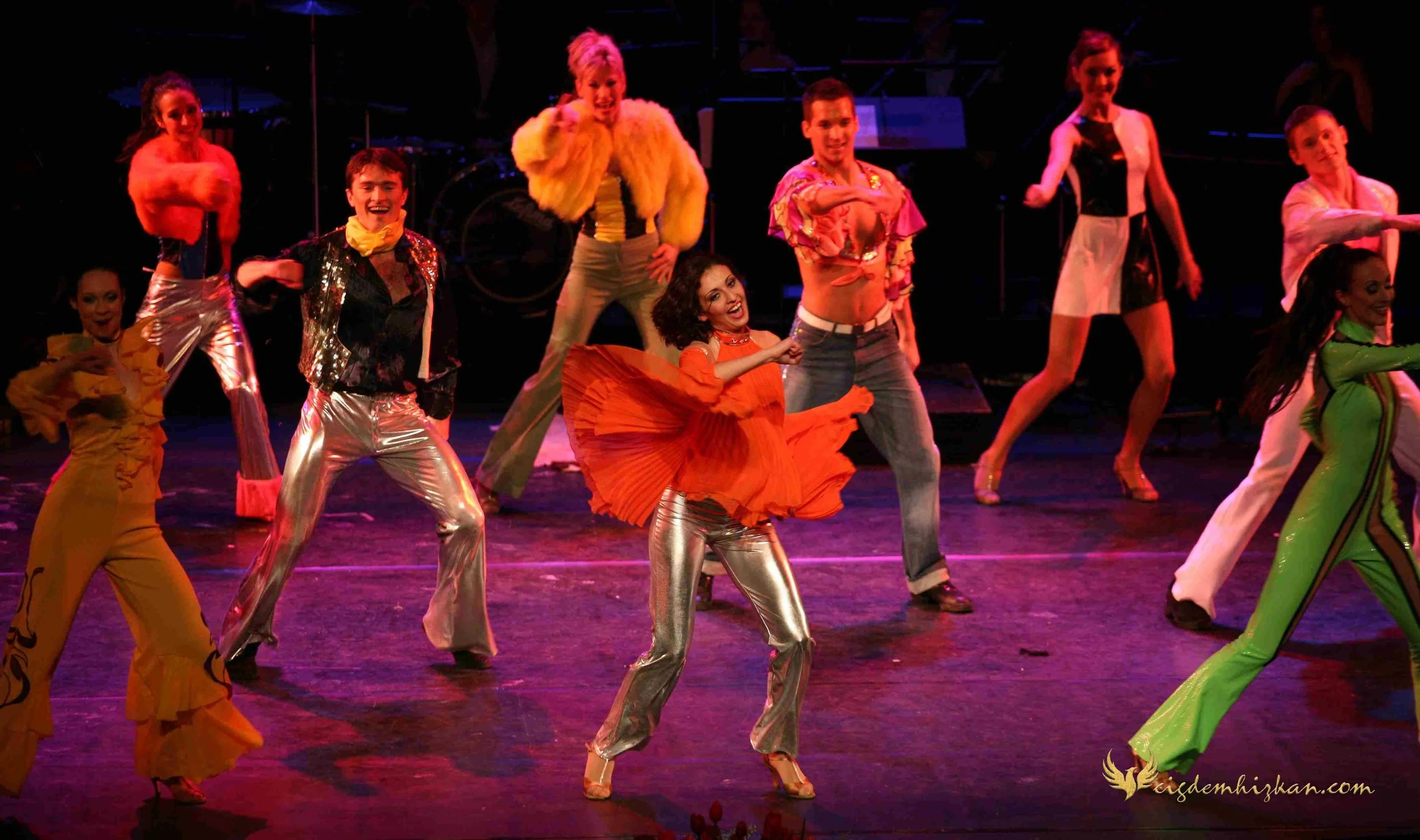 Dans performansı. Türk Günü, Now Festival. Berlin, Almanya. Kültür, turizm ve sahne sanatları; Amerika ve Almanya bağlantılı etkinlik.
Dance performance. Turkish Day, Now Festival. Berlin, Germany. Culture, tourism and performing arts; events connect