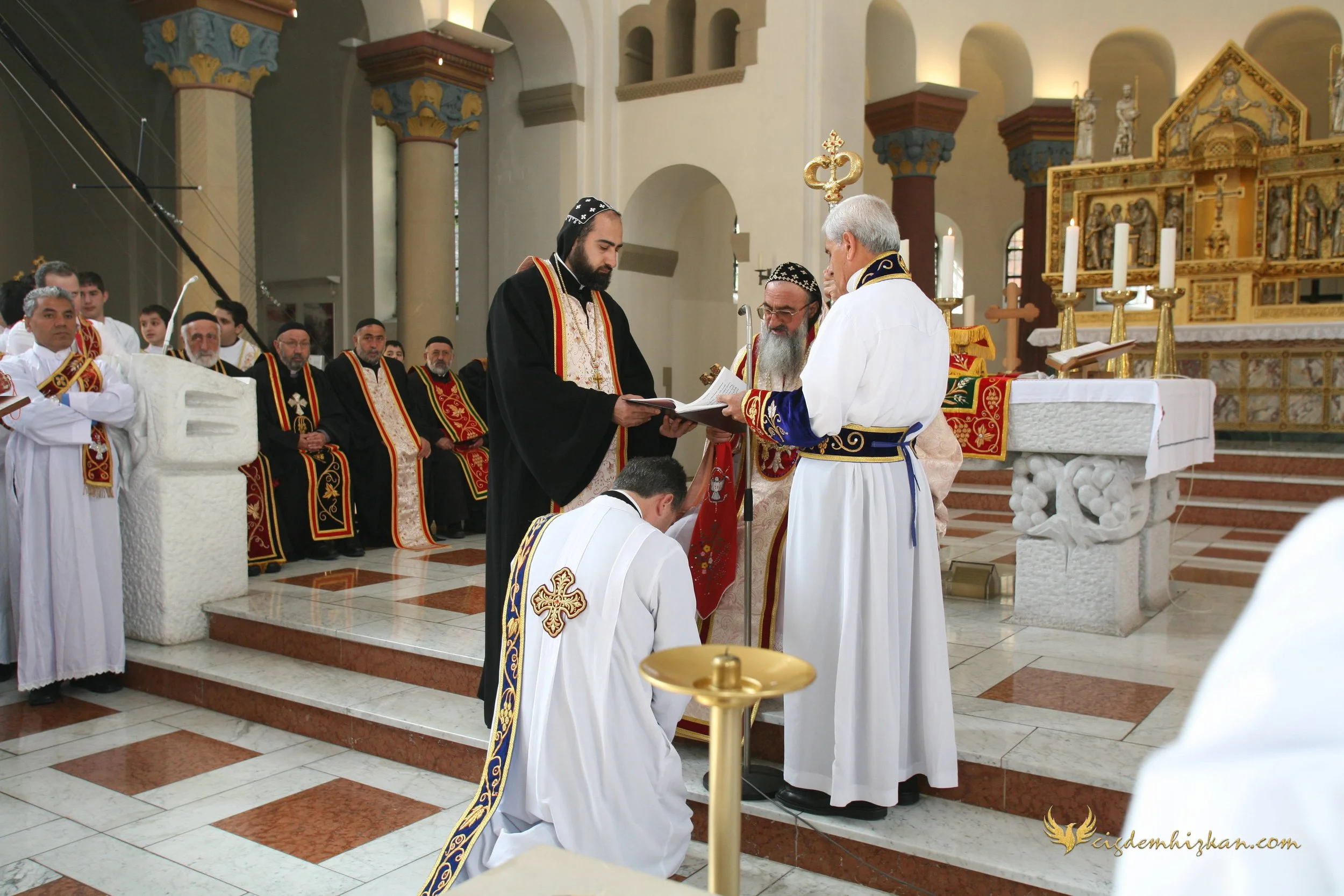 Süryani Ortodoks geleneğinde inziva ve dua anı. Kilise mekânı, ritüel sessizliği ve içsel yoğunluk. Başörtülü Süryani kız çocukları, Hristiyan Süryani geleneği. Mardin, Midyat, Mor Gabriel Manastırı (Deyrulumur).
Syriac Orthodox tradition. Moment of 