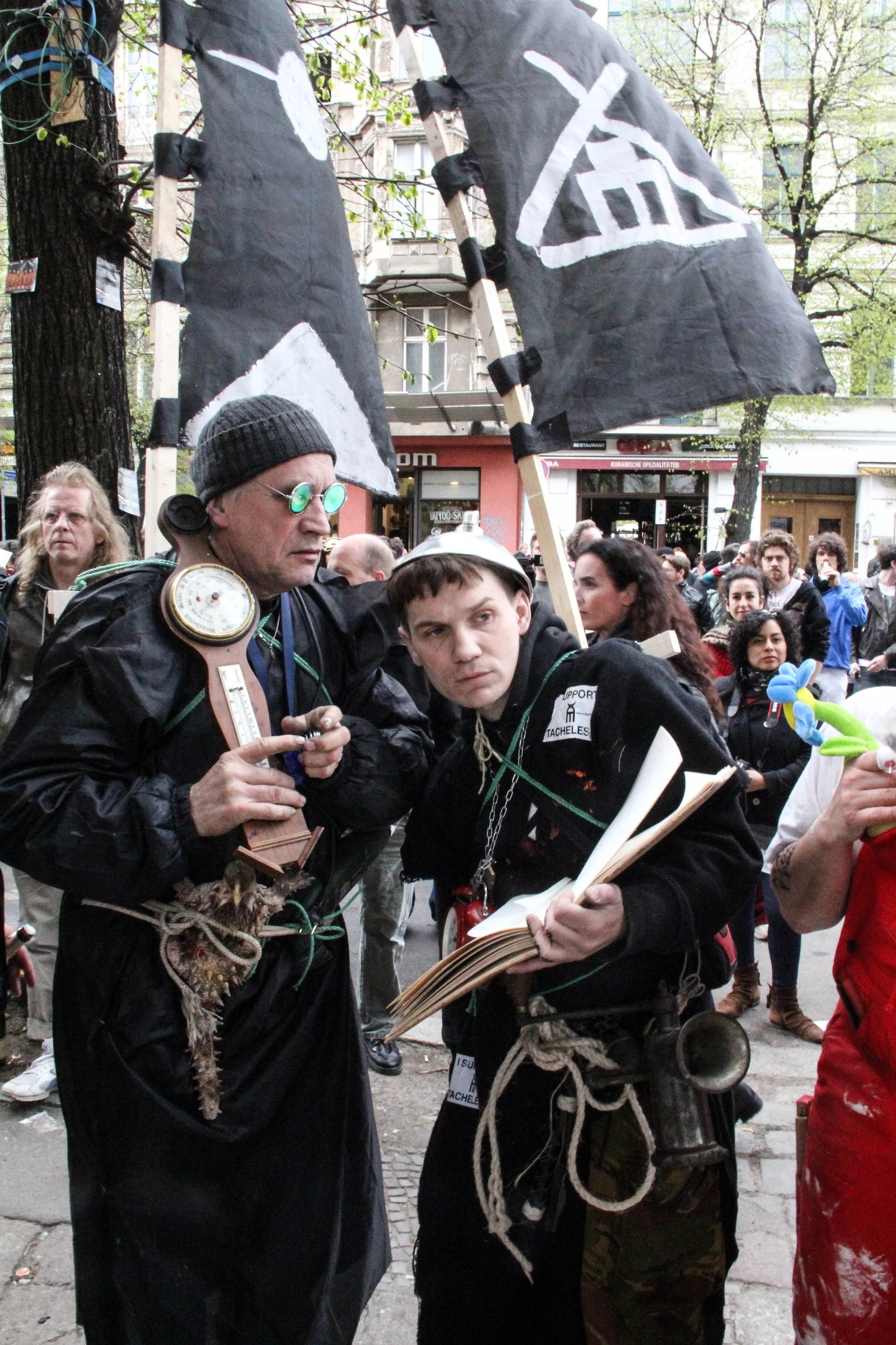 Berlin’de alternatif sanatın simgelerinden Tacheles, ortasına örülen duvarla ikiye ayrıldı.
Tacheles, one of Berlin’s symbols of alternative art, was split in two by a wall erected through its center. Berlin-2012