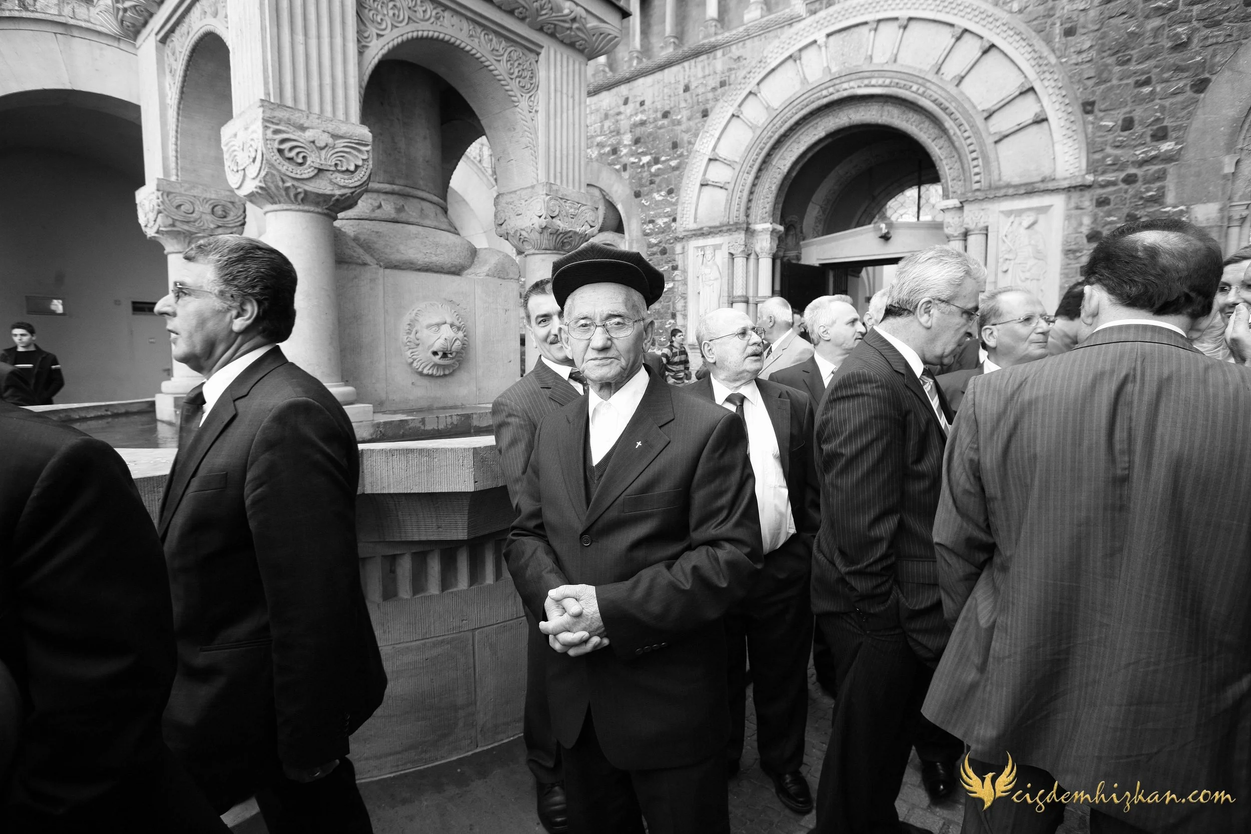 Faith & Community / İnanç ve Topluluk
Syriac Orthodox Church Liturgy – Berlin

A Syriac Orthodox Church ceremony marking the ordination of Abuna Murat Üzel as a priest in Berlin.The photographs document this moment of faith and community during the l