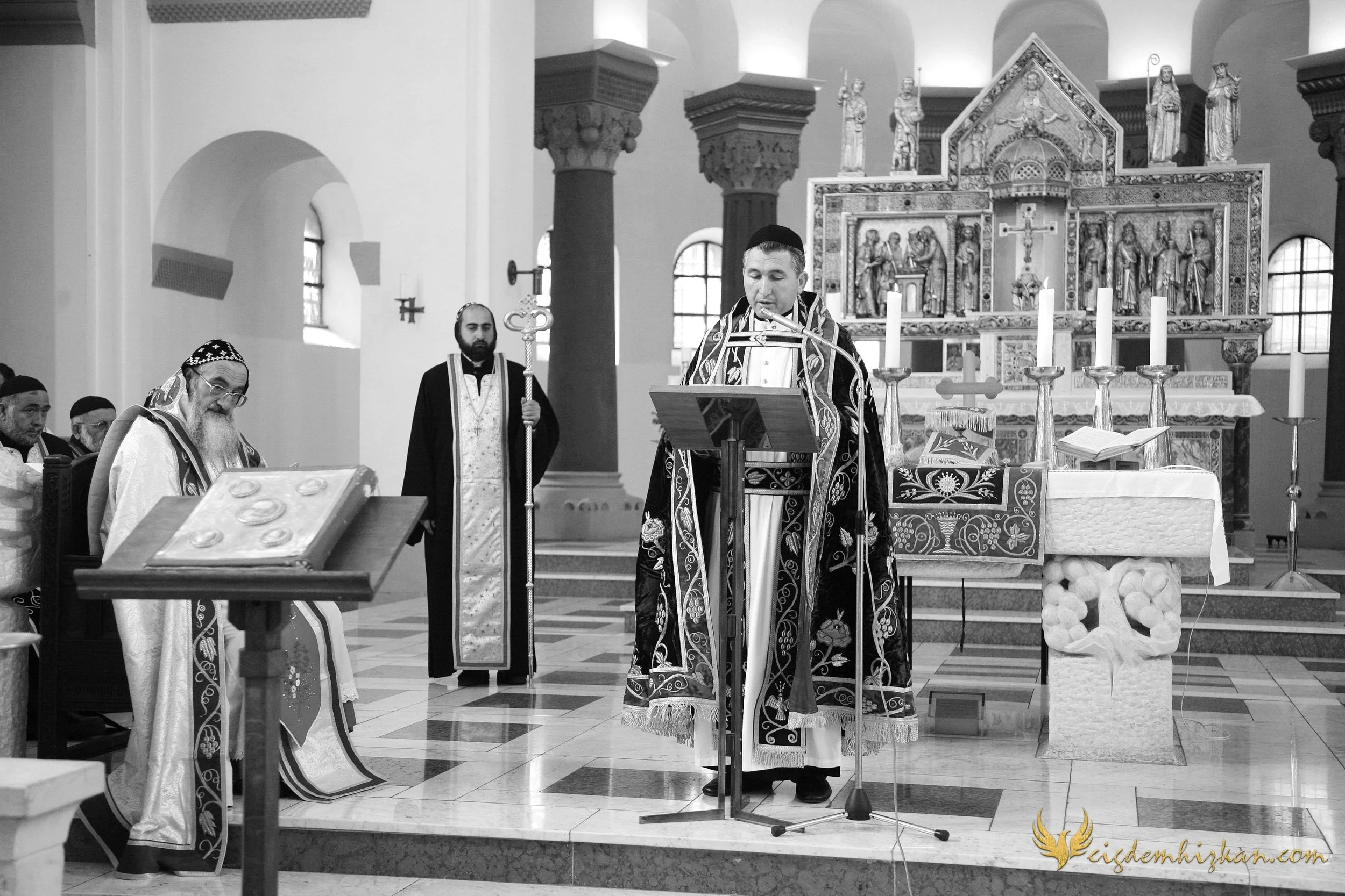Faith & Community / İnanç ve Topluluk
Syriac Orthodox Church Liturgy – Berlin

A Syriac Orthodox Church ceremony marking the ordination of Abuna Murat Üzel as a priest in Berlin.The photographs document this moment of faith and community during the l