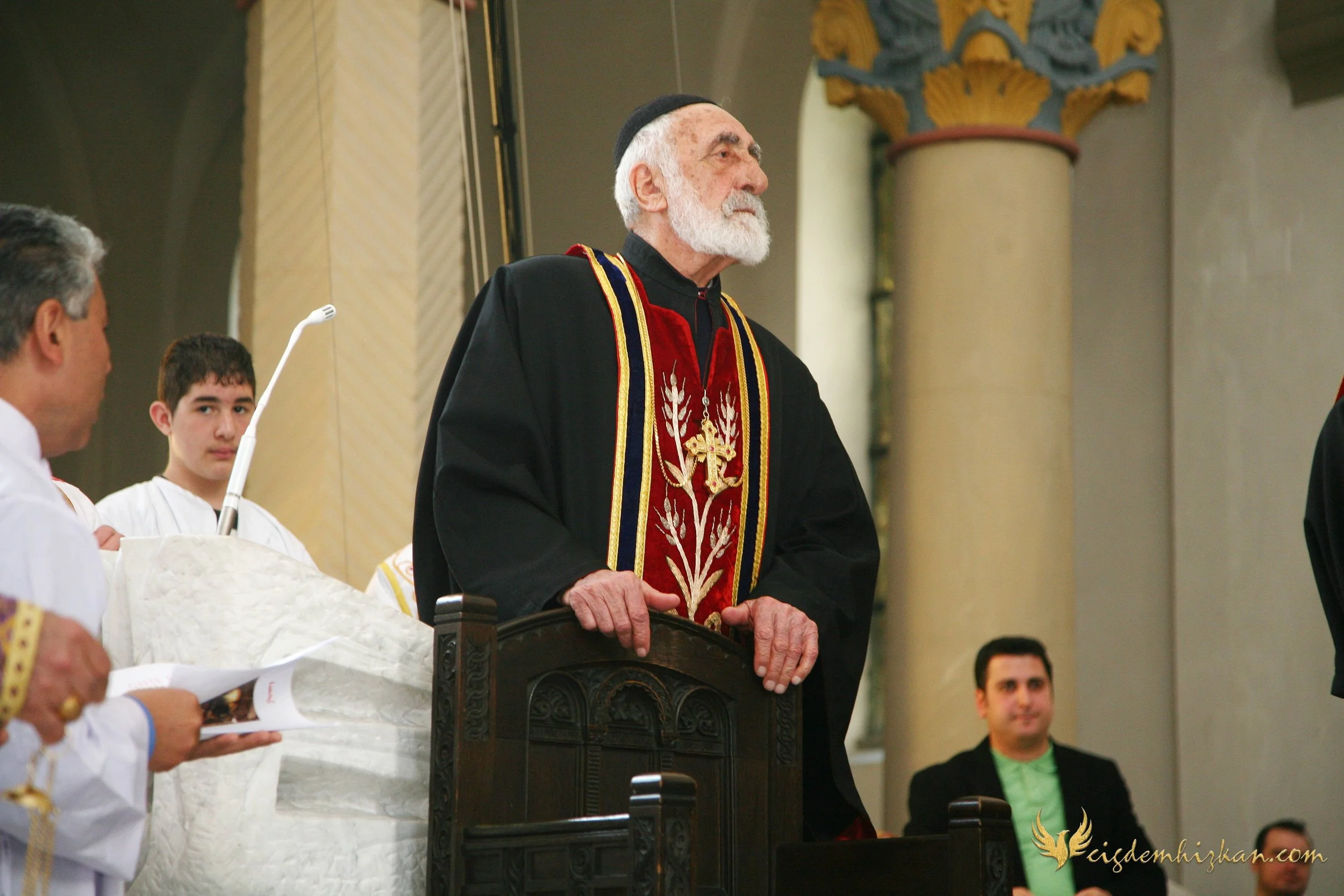 Faith & Community / İnanç ve Topluluk
Syriac Orthodox Church Liturgy – Berlin

A Syriac Orthodox Church ceremony marking the ordination of Abuna Murat Üzel as a priest in Berlin.The photographs document this moment of faith and community during the l