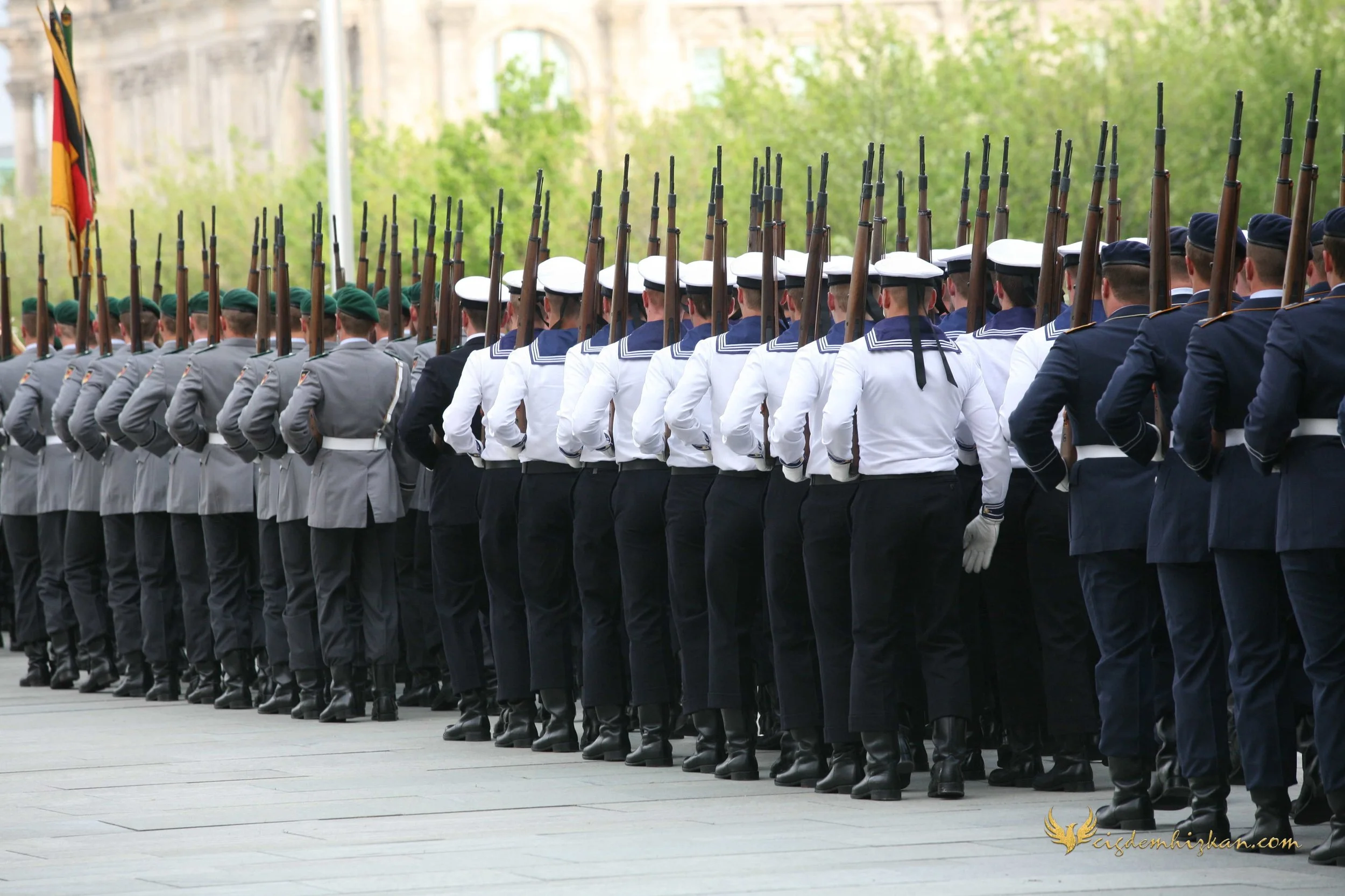 Eski Almanya Başbakanı Angela Merkel ve eski Fransa Cumhurbaşkanı Nicolas Sarkozy. Almanya–Fransa siyasi iş birliği, AB zirveleri ve gayriresmî diplomatik görüşmeler.
Former German Chancellor Angela Merkel and former French President Nicolas Sarkozy.