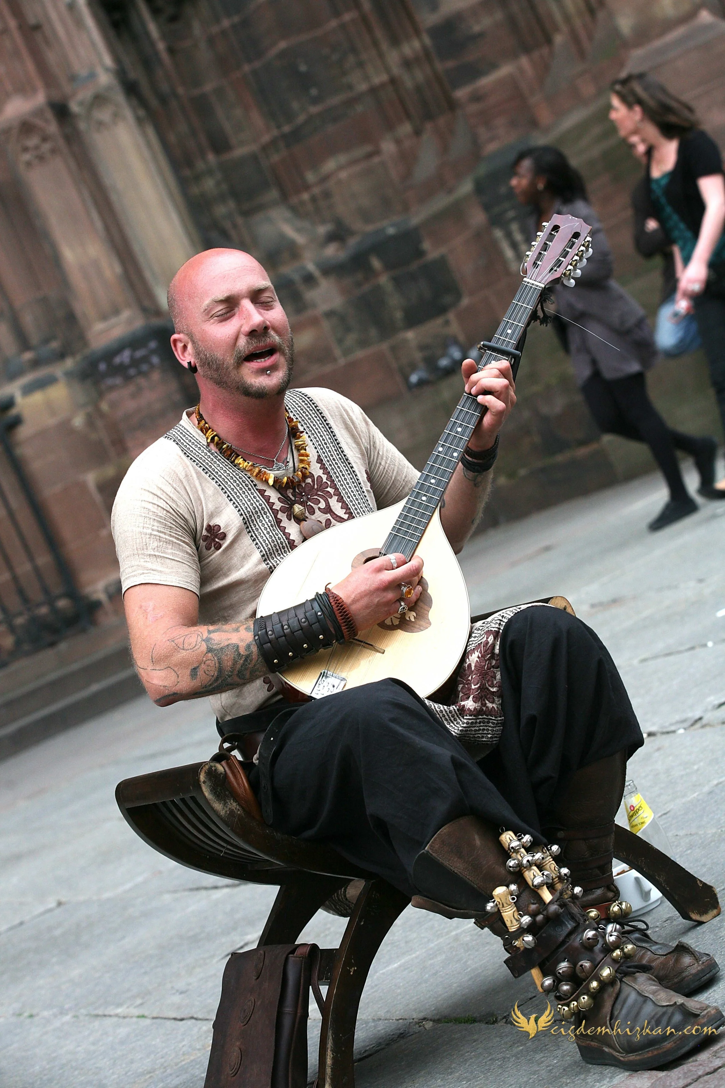 Fransa, Hollanda, Berlin sokak performansı, duvar yazıları, özgürlük sembolleri.
Berlin street performance, graffiti, freedom symbols.
