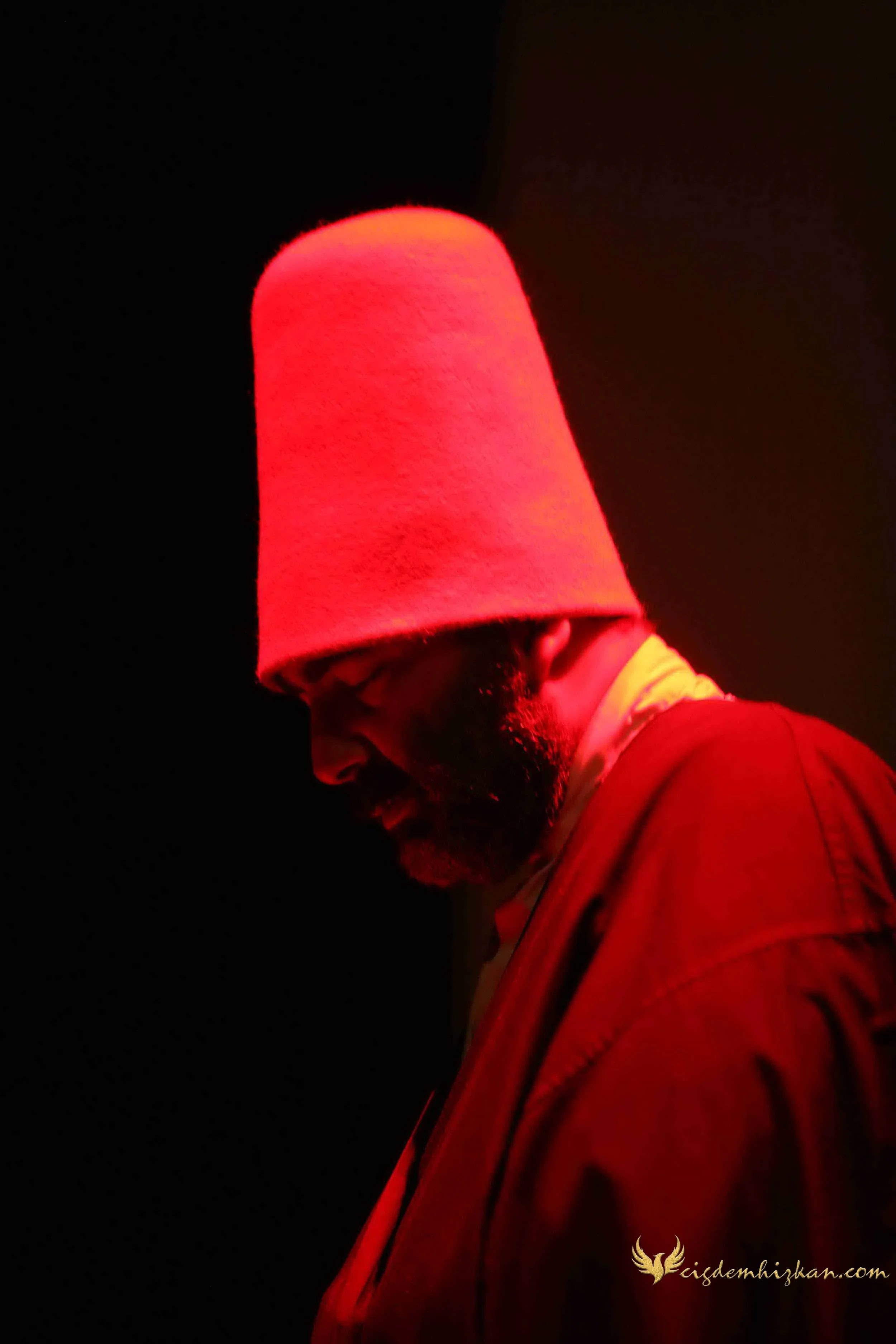 Sufi ve Mevlevi sema dansı. Rumi, Mevlânâ Celaleddin Rumi’nin öğretileri. Barış ve hoşgörü felsefesi, Şeb-i Arus. Berlin Konzerthaus, Konya – Rumi’nin şehri.
Sufi and Mevlevi Sema dance. Rumi, the teachings of Jalal ad-Din Rumi. Philosophy of peace a